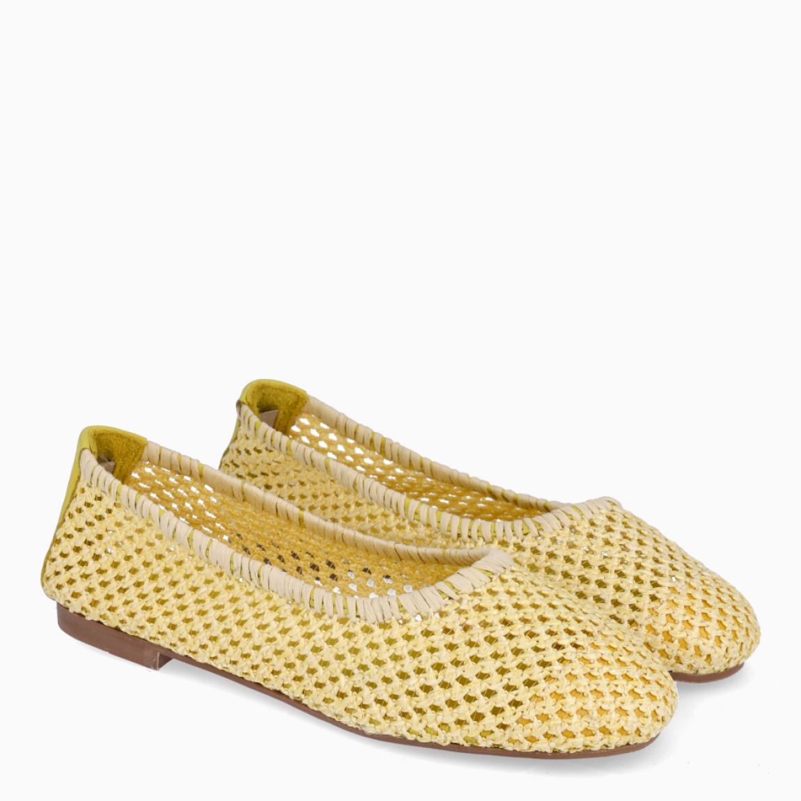 Merceditas de la marca Itse, modelo CHANIA. Elaboradas en piel trenzada color amarillo con punta redonda. Interior en piel color amarillo. Suela plana de goma. Merceditas Itse CHANIA, complemento ideal en comodidad y estilo!