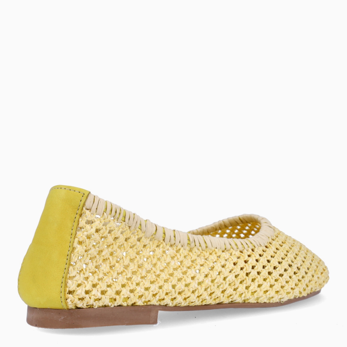 Merceditas de la marca Itse, modelo CHANIA. Elaboradas en piel trenzada color amarillo con punta redonda. Interior en piel color amarillo. Suela plana de goma. Merceditas Itse CHANIA, complemento ideal en comodidad y estilo!