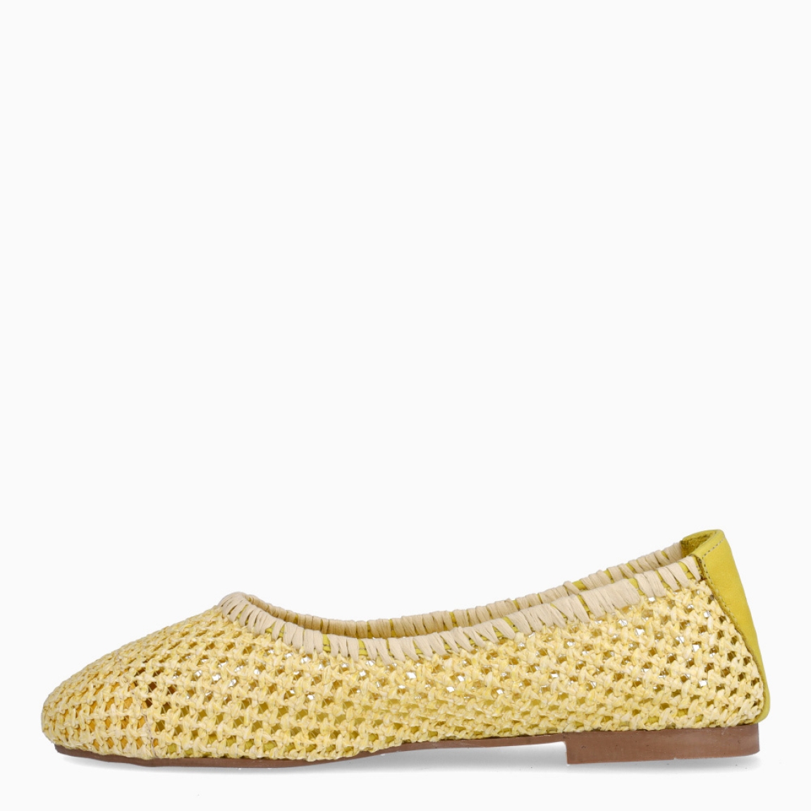 Merceditas de la marca Itse, modelo CHANIA. Elaboradas en piel trenzada color amarillo con punta redonda. Interior en piel color amarillo. Suela plana de goma. Merceditas Itse CHANIA, complemento ideal en comodidad y estilo!
