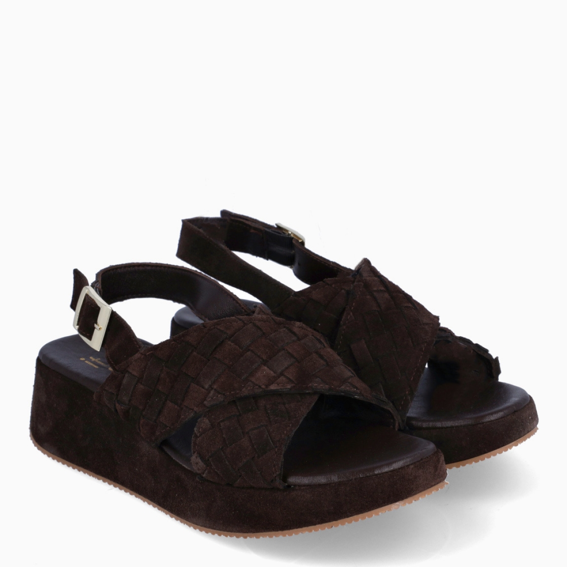 Sandalias de la marca Itse, modelo BRUNELLA. Elaboradas en en ante color marrón con tiras cruzadas en pala con efecto trenzado. Interior en ante color marrón. Cierre de sandalias con hebilla en el tobillo. Suela con plataforma de 5cm de altura. Estas sandalias Itse BRUNELLA son ideales para esta temporada!