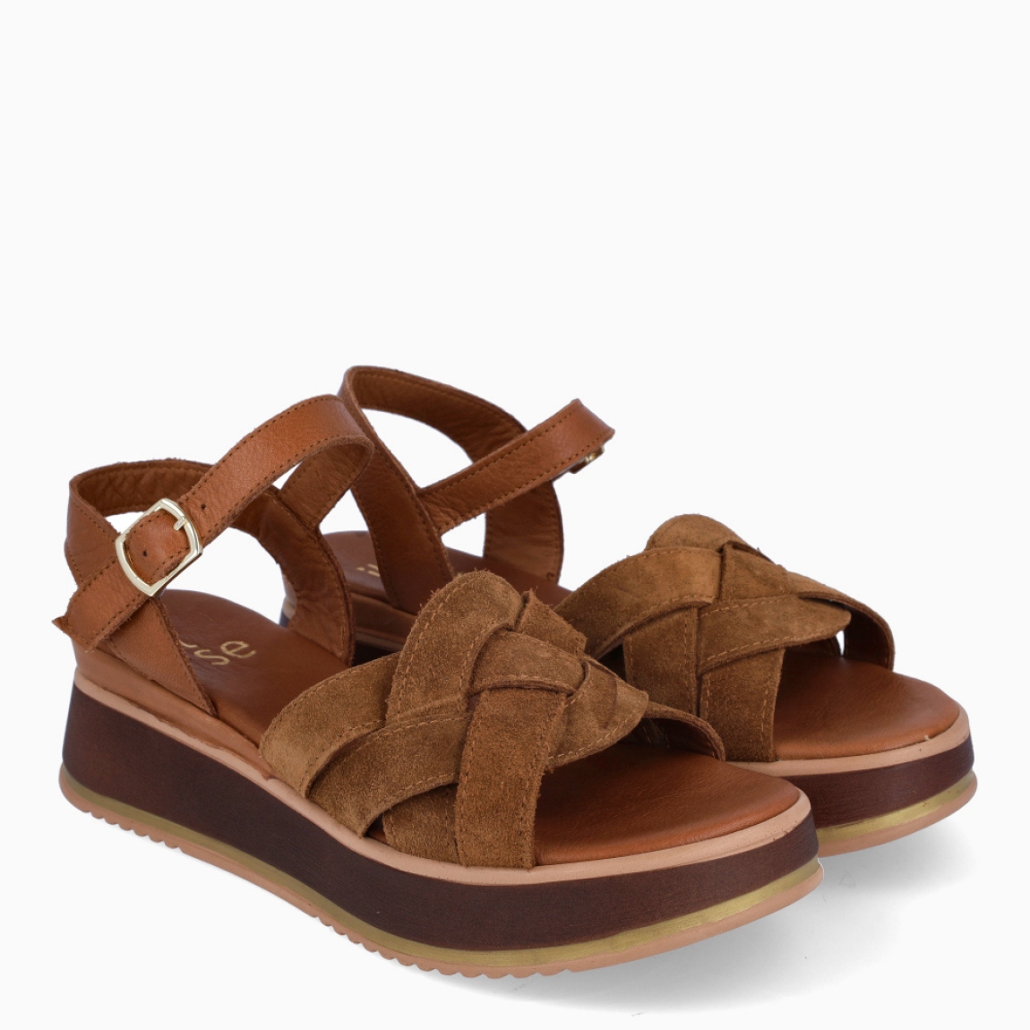 Sandalias de la marca Itse, modelo DORYS. Elaboradas en ante color cuero con tiras cruzadas en pala. Interior en piel color cuero. Cierre de sandalias Itse con hebilla en tobillo y suela con plataforma de 5cm de altura. Estas sandalias Itse DORYS son un complemento ideal para ti!