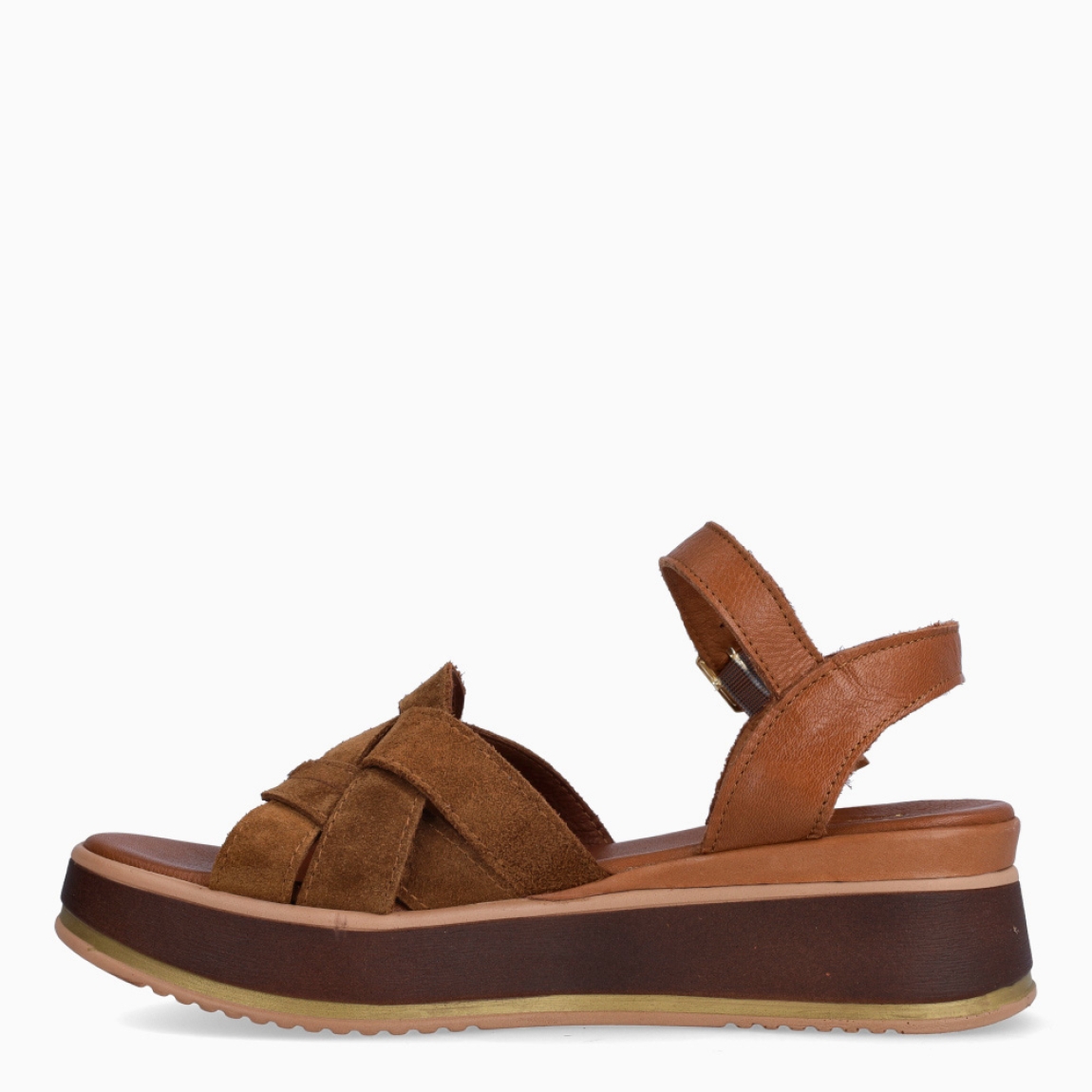 Sandalias de la marca Itse, modelo DORYS. Elaboradas en ante color cuero con tiras cruzadas en pala. Interior en piel color cuero. Cierre de sandalias Itse con hebilla en tobillo y suela con plataforma de 5cm de altura. Estas sandalias Itse DORYS son un complemento ideal para ti!