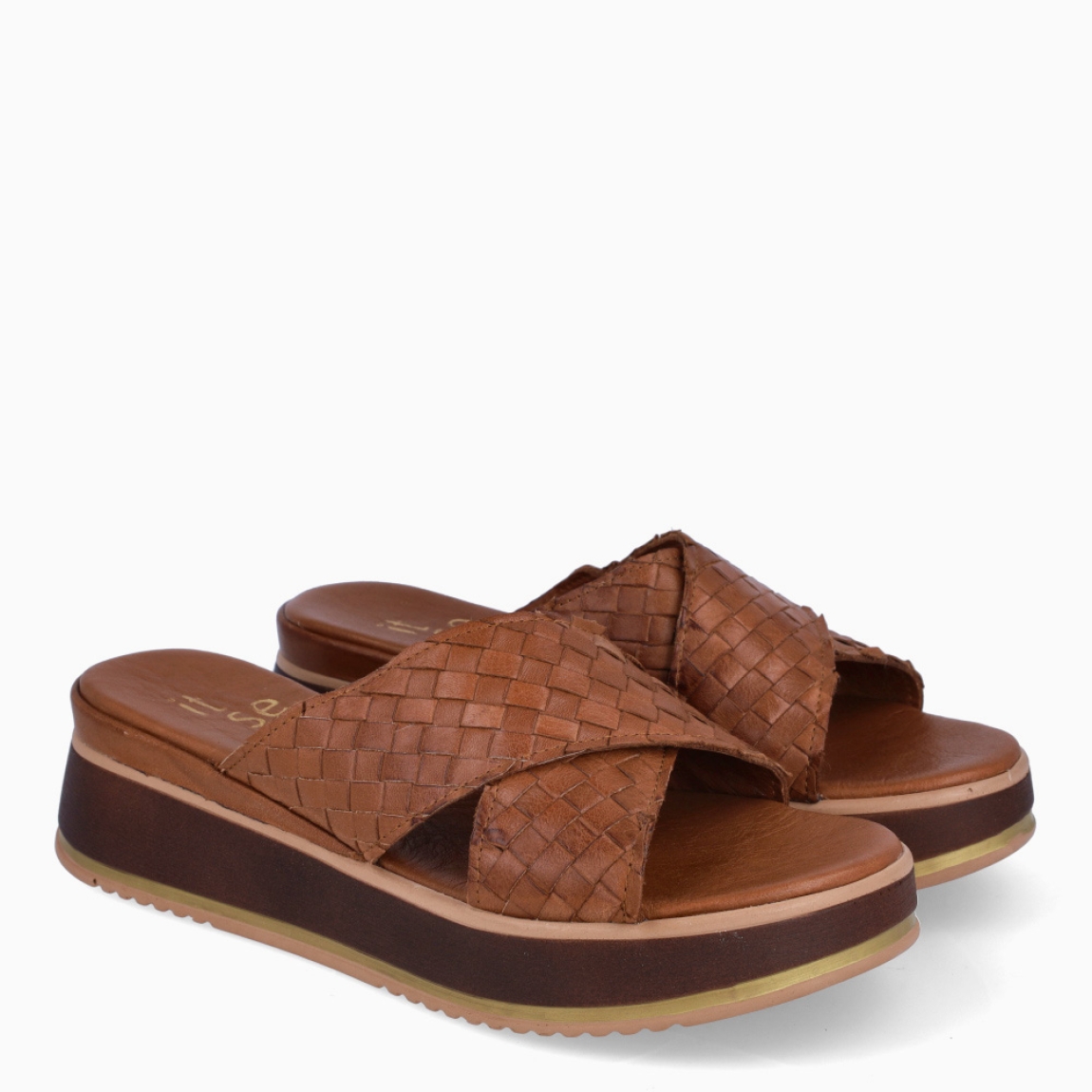 Sandalias de la marca Itse, modelo KELLY. Elaboradas en piel color cuero con tiras cruzadas en pala con efecto trenzado. Interior en piel color cuero. Suela con plataforma de 4cm de altura. Estas sandalias Itse KELLY son un complemento ideal para usar en el día a día!