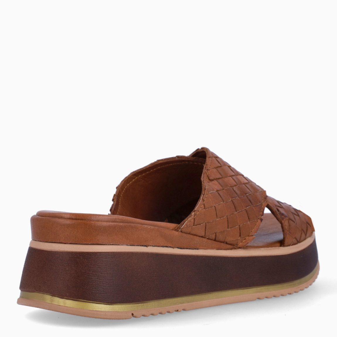 Sandalias de la marca Itse, modelo KELLY. Elaboradas en piel color cuero con tiras cruzadas en pala con efecto trenzado. Interior en piel color cuero. Suela con plataforma de 4cm de altura. Estas sandalias Itse KELLY son un complemento ideal para usar en el día a día!