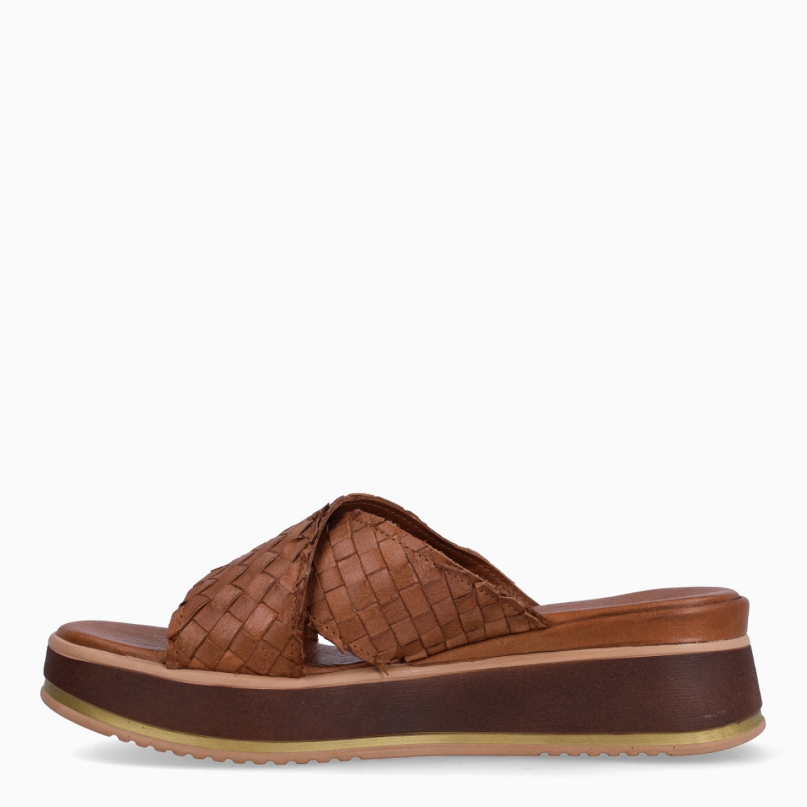 Sandalias de la marca Itse, modelo KELLY. Elaboradas en piel color cuero con tiras cruzadas en pala con efecto trenzado. Interior en piel color cuero. Suela con plataforma de 4cm de altura. Estas sandalias Itse KELLY son un complemento ideal para usar en el día a día!