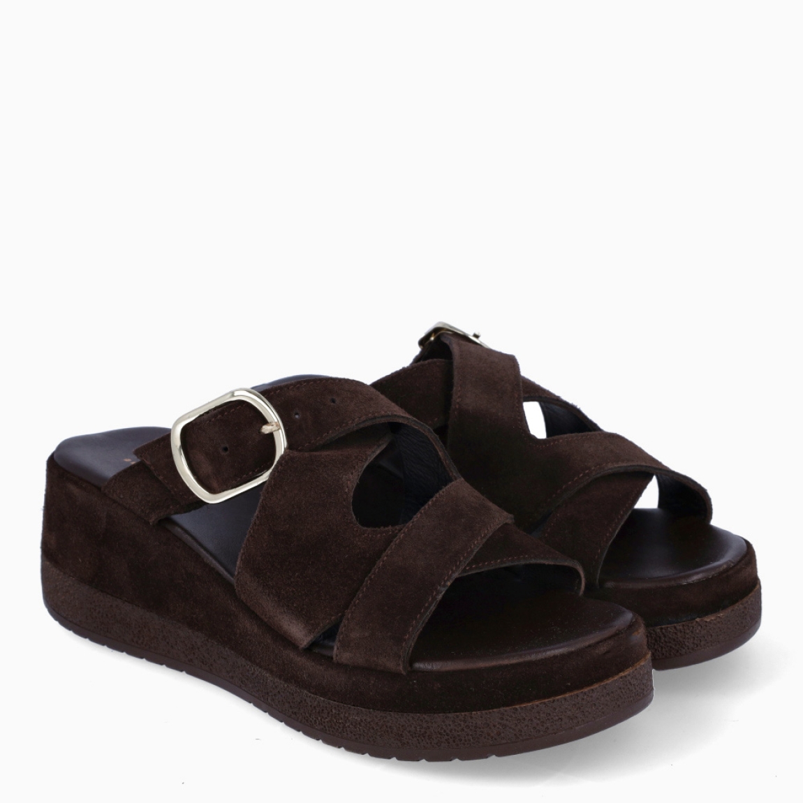 Sandalias de la marca Itse, modelo ALFAMA. Elaboradas en ante color marrón con tiras en pala cruzadas. Interior en piel color marrón Cierre de sandalias con hebilla en pala. Suela de goma con plataforma de 5cm de altura. Estas sandalias Itse ALFAMA son un complemento ideal para ti!