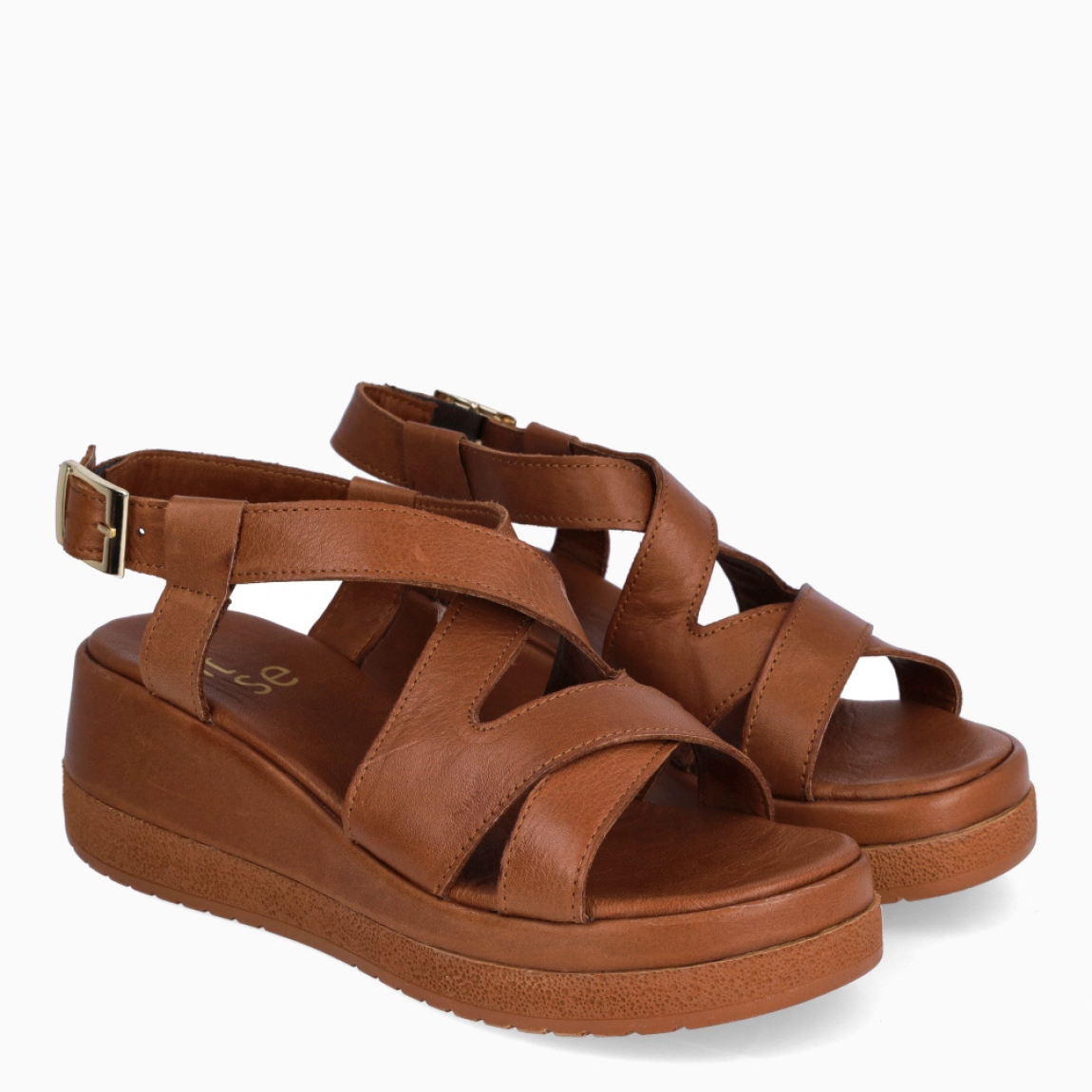 Sandalias de la marca Itse, modelo MIKAELA. Elaboradas en piel color cuero con tiras cruzadas en pala. Interior en piel color cuero con cierre de hebilla en tobillo. Suela con cuña de 6cm de altura. Estas sandalias Itse MIKAELA son unas clásicas, ideales en tu día a día esta temporada!