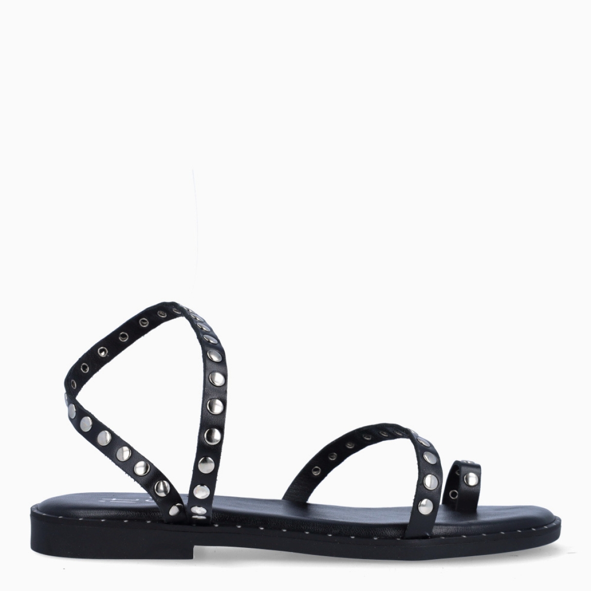 Esclavas de la marca Itse, modelo SELENA. Elaboradas en piel color negro con tachuelas y anillo al dedo. Interior en piel color negro. Suela plana de goma. Estas esclavas Itse SELENA son un complemento ideal para esta temporada!