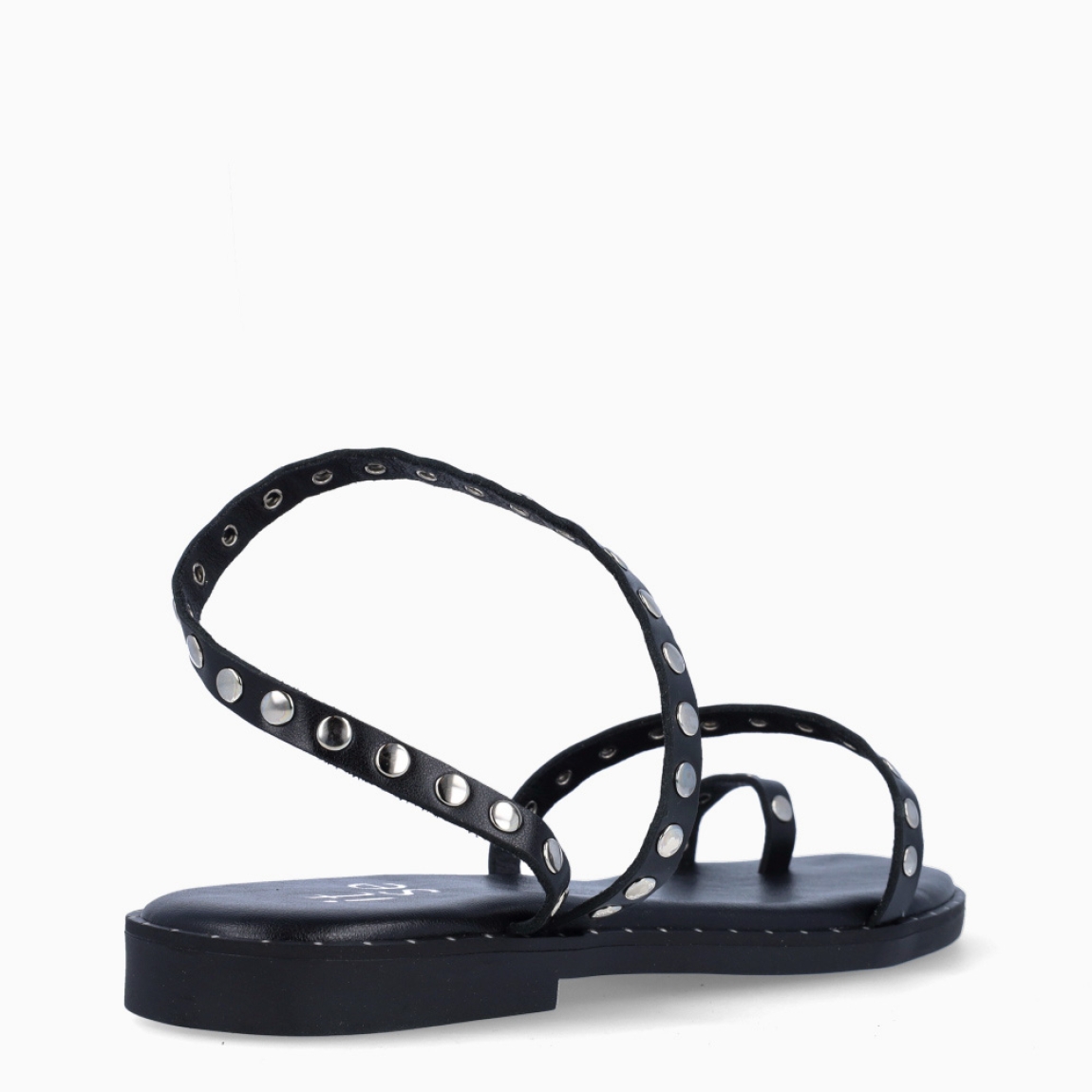 Esclavas de la marca Itse, modelo SELENA. Elaboradas en piel color negro con tachuelas y anillo al dedo. Interior en piel color negro. Suela plana de goma. Estas esclavas Itse SELENA son un complemento ideal para esta temporada!