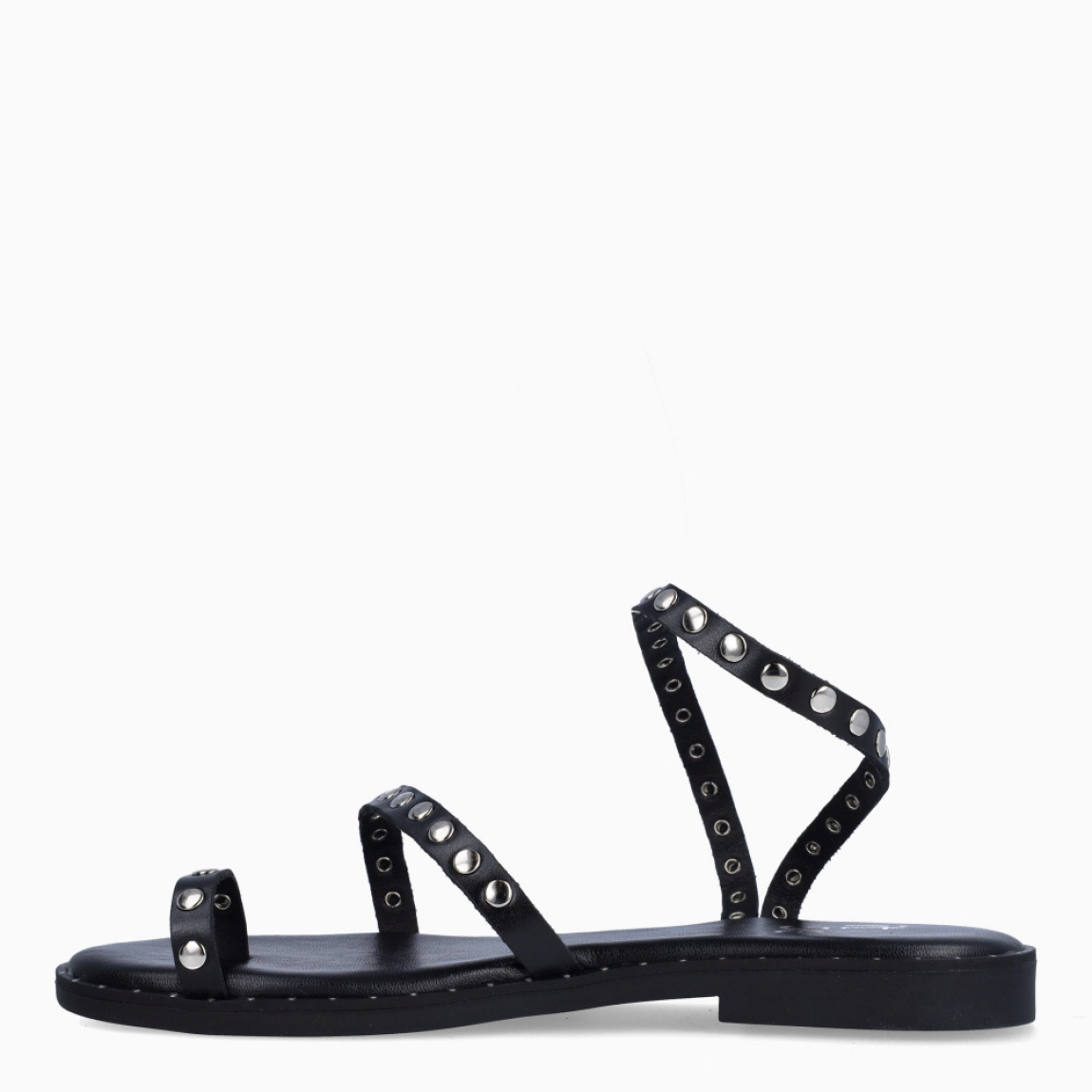 Esclavas de la marca Itse, modelo SELENA. Elaboradas en piel color negro con tachuelas y anillo al dedo. Interior en piel color negro. Suela plana de goma. Estas esclavas Itse SELENA son un complemento ideal para esta temporada!