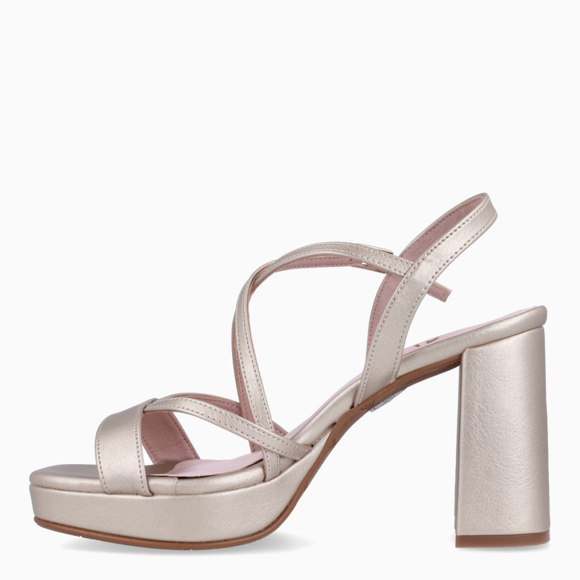 Sandalias de la marca Itse, modelo BETSABÉ. Elaboradas en piel color platino con tiras cruzadas en pala. Interior en piel color nude. Cierre de sandalias Itse con hebilla en tobillo y tacón grueso de 9cm de altura. Estas sandalias Itse BETSABÉ son ideales para ti!