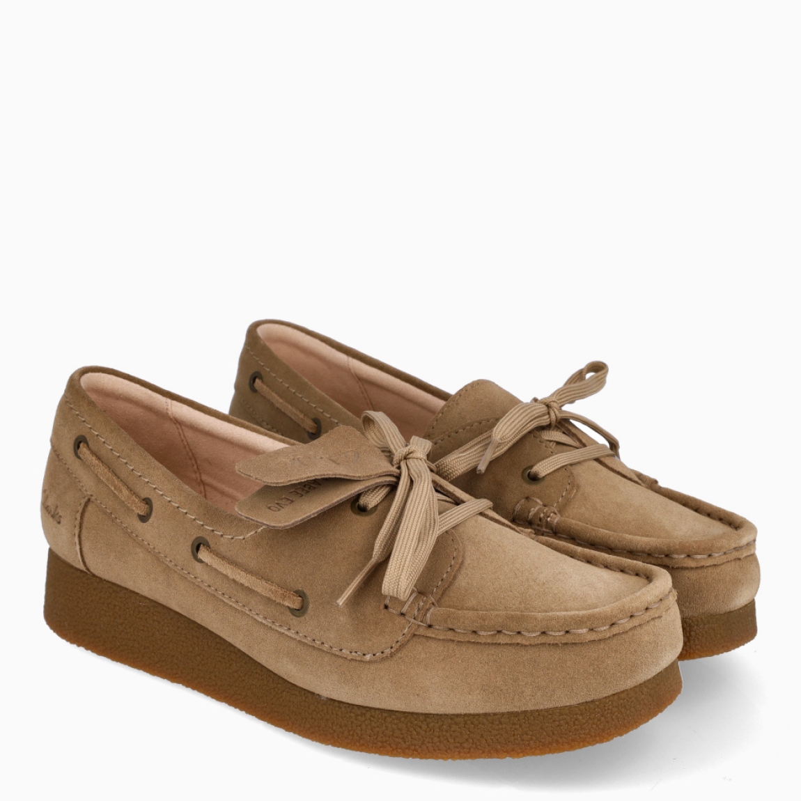 Náúticos de la marca Clarks, modelo TORHILL BEE. Exterior en ante color camel. Interior en piel color nude con plantilla acolchada y extraíble para máxima comodidad. Cierre de los naúticos Clarks con cordones y un suela de goma. Estos naúticos Clarks TORHILL BEE es ideal para combinar con todos tus looks!