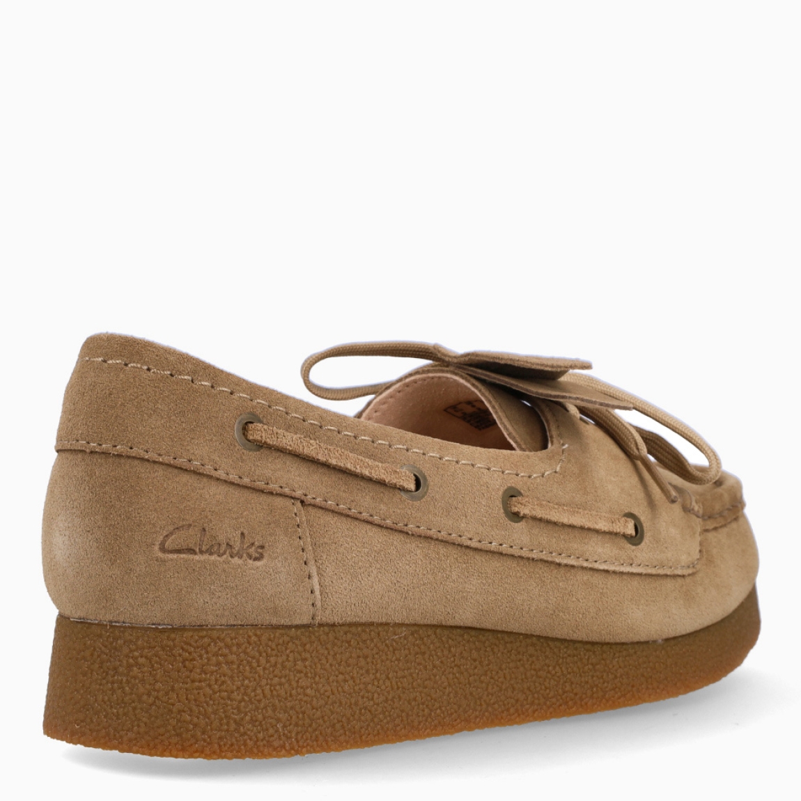 Náúticos de la marca Clarks, modelo TORHILL BEE. Exterior en ante color camel. Interior en piel color nude con plantilla acolchada y extraíble para máxima comodidad. Cierre de los naúticos Clarks con cordones y un suela de goma. Estos naúticos Clarks TORHILL BEE es ideal para combinar con todos tus looks!