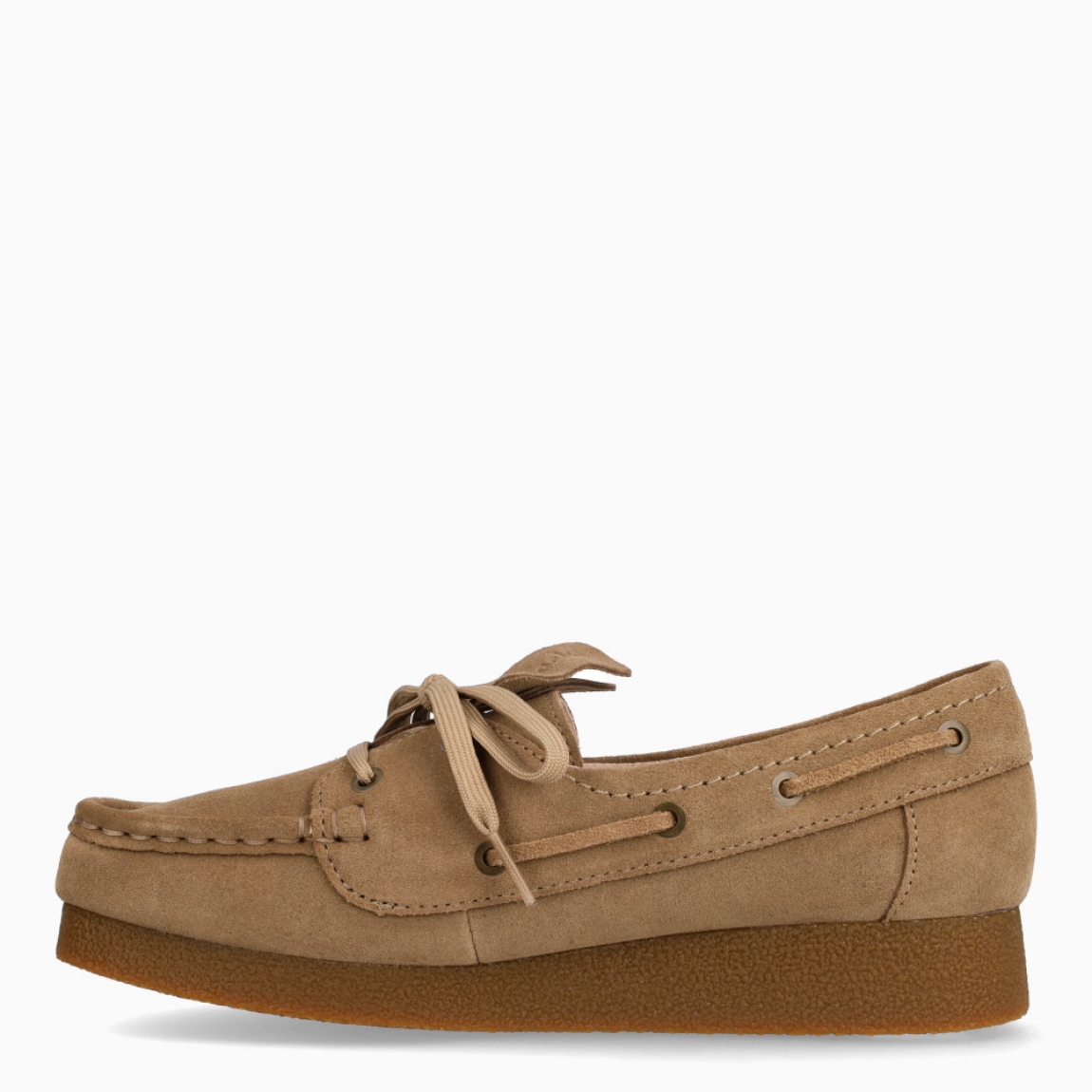 Náúticos de la marca Clarks, modelo TORHILL BEE. Exterior en ante color camel. Interior en piel color nude con plantilla acolchada y extraíble para máxima comodidad. Cierre de los naúticos Clarks con cordones y un suela de goma. Estos naúticos Clarks TORHILL BEE es ideal para combinar con todos tus looks!