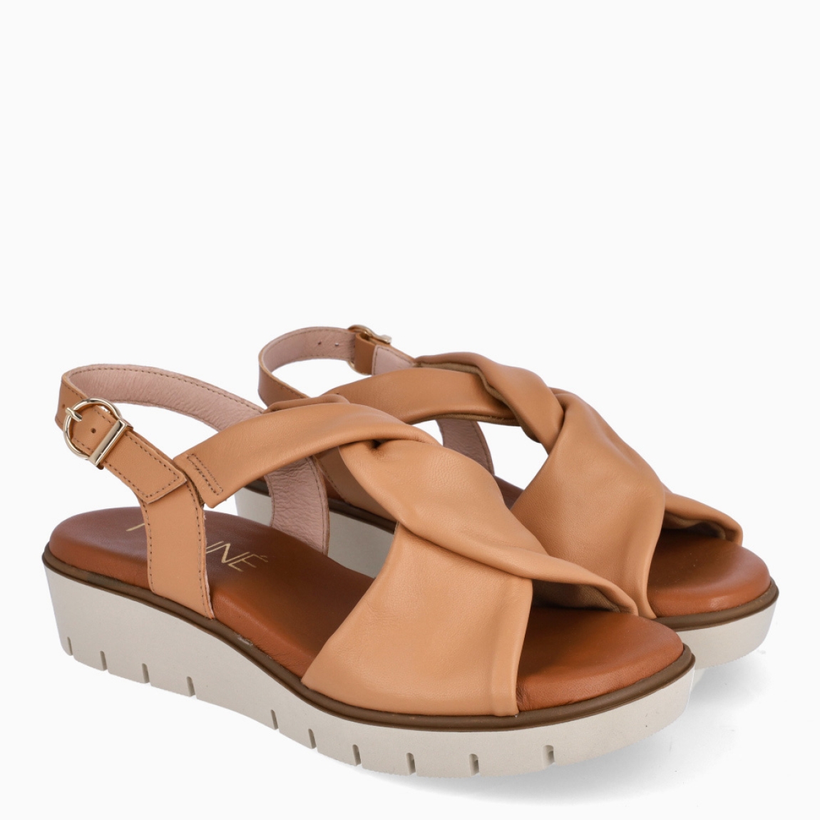 Sandalias de la marca Munné, modelo LORENZA. Exterior en piel color camel con tiras cruzadas en pala. Interior en piel color camel. Cierre de sandalias Munné con hebilla en tobillo,y suela dentada con cuña de 3cm de altura. Estas sandalias Munné LORENZA son ideales en comodidad y ligereza, perfectas para llevarlas a todos lados esta temporada!