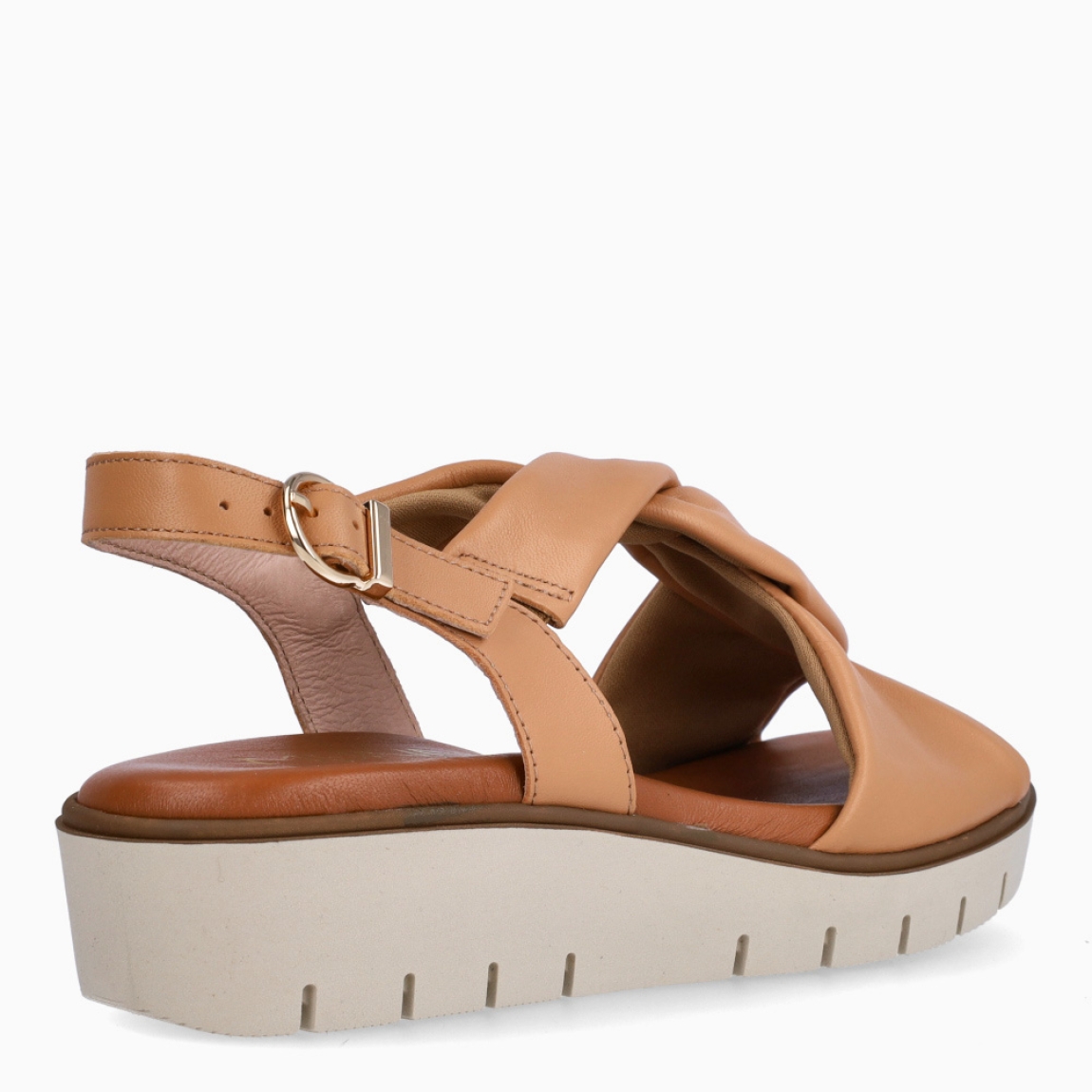 Sandalias de la marca Munné, modelo LORENZA. Exterior en piel color camel con tiras cruzadas en pala. Interior en piel color camel. Cierre de sandalias Munné con hebilla en tobillo,y suela dentada con cuña de 3cm de altura. Estas sandalias Munné LORENZA son ideales en comodidad y ligereza, perfectas para llevarlas a todos lados esta temporada!