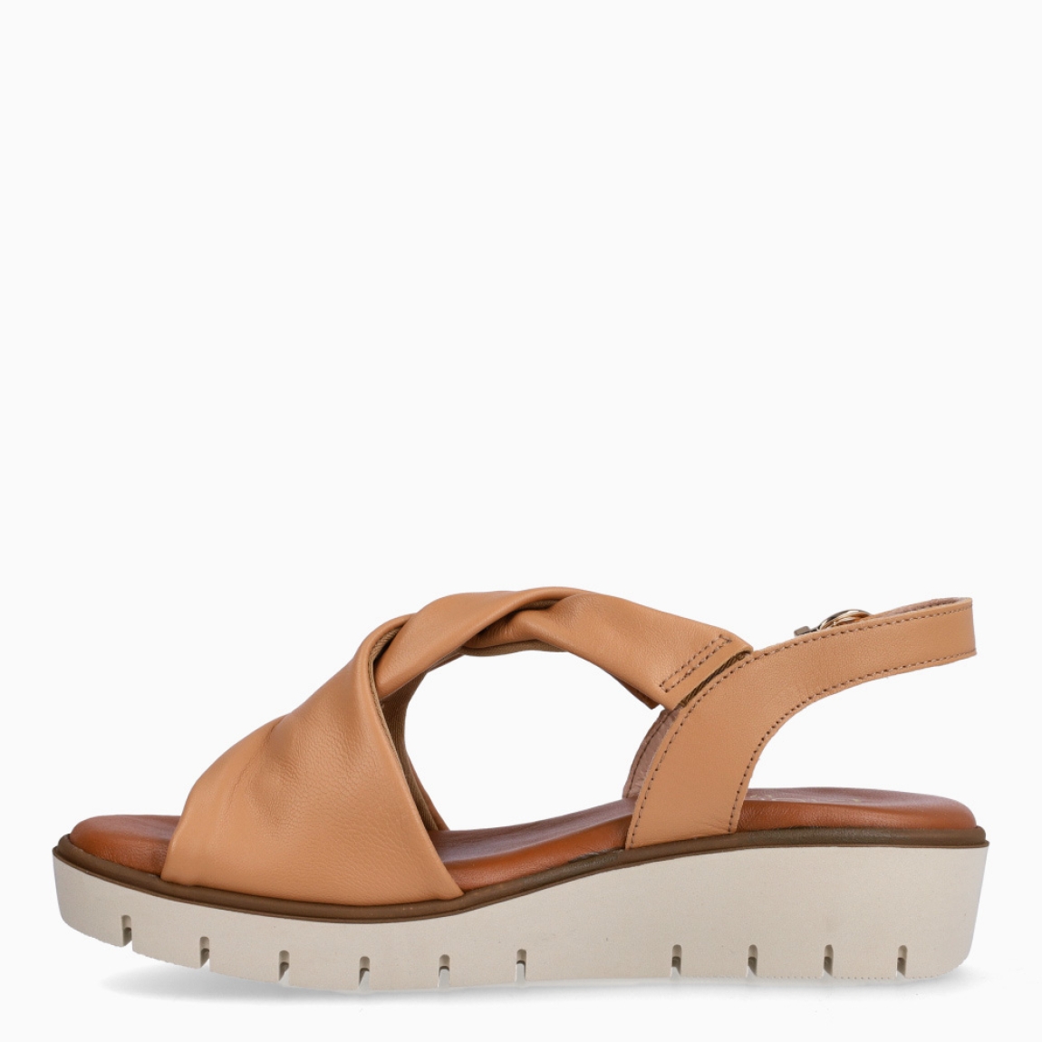 Sandalias de la marca Munné, modelo LORENZA. Exterior en piel color camel con tiras cruzadas en pala. Interior en piel color camel. Cierre de sandalias Munné con hebilla en tobillo,y suela dentada con cuña de 3cm de altura. Estas sandalias Munné LORENZA son ideales en comodidad y ligereza, perfectas para llevarlas a todos lados esta temporada!