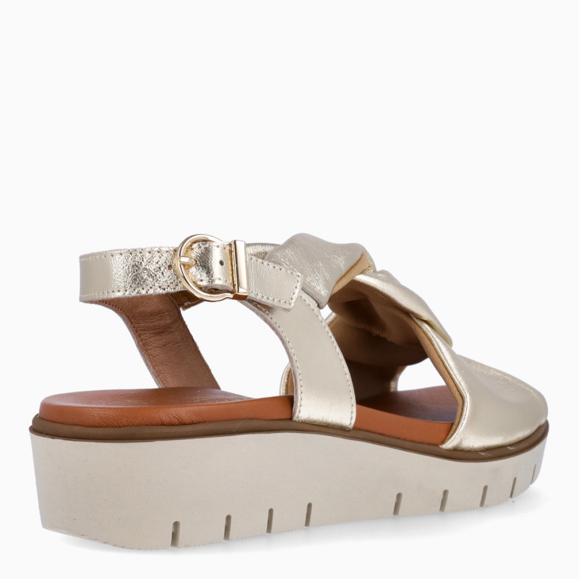 Sandalias de la marca Munné, modelo JAZMIN. Exterior en piel color platino con tiras cruzadas en pala. Interior en piel color camel. Cierre de sandalias Munné con hebilla en tobillo,y suela dentada con cuña de 3cm de altura. Estas sandalias Munné JAZMIN son ideales en comodidad y ligereza, perfectas para llevarlas a todos lados esta temporada!