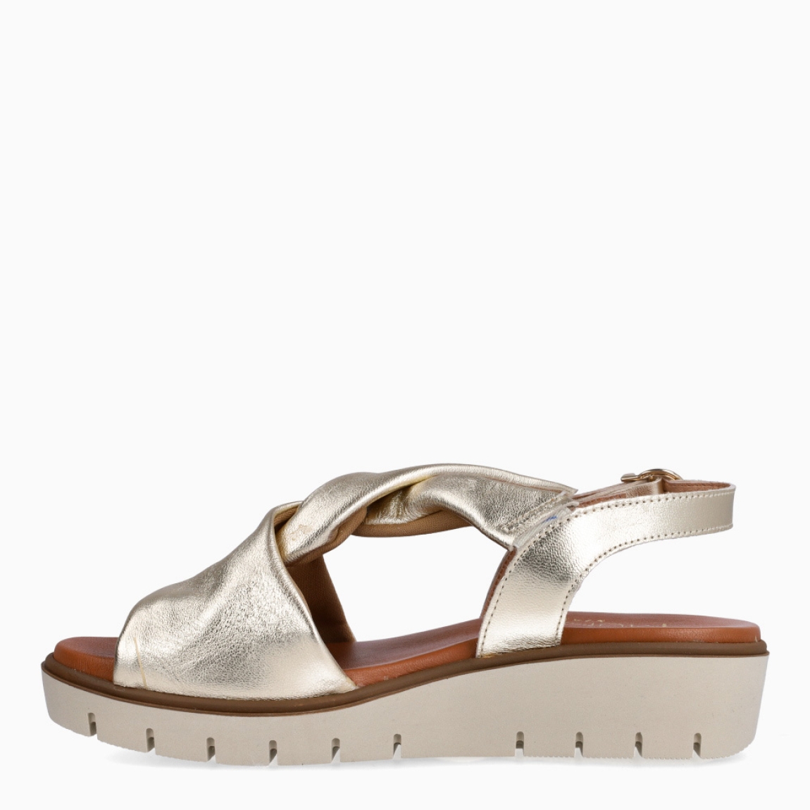 Sandalias de la marca Munné, modelo JAZMIN. Exterior en piel color platino con tiras cruzadas en pala. Interior en piel color camel. Cierre de sandalias Munné con hebilla en tobillo,y suela dentada con cuña de 3cm de altura. Estas sandalias Munné JAZMIN son ideales en comodidad y ligereza, perfectas para llevarlas a todos lados esta temporada!