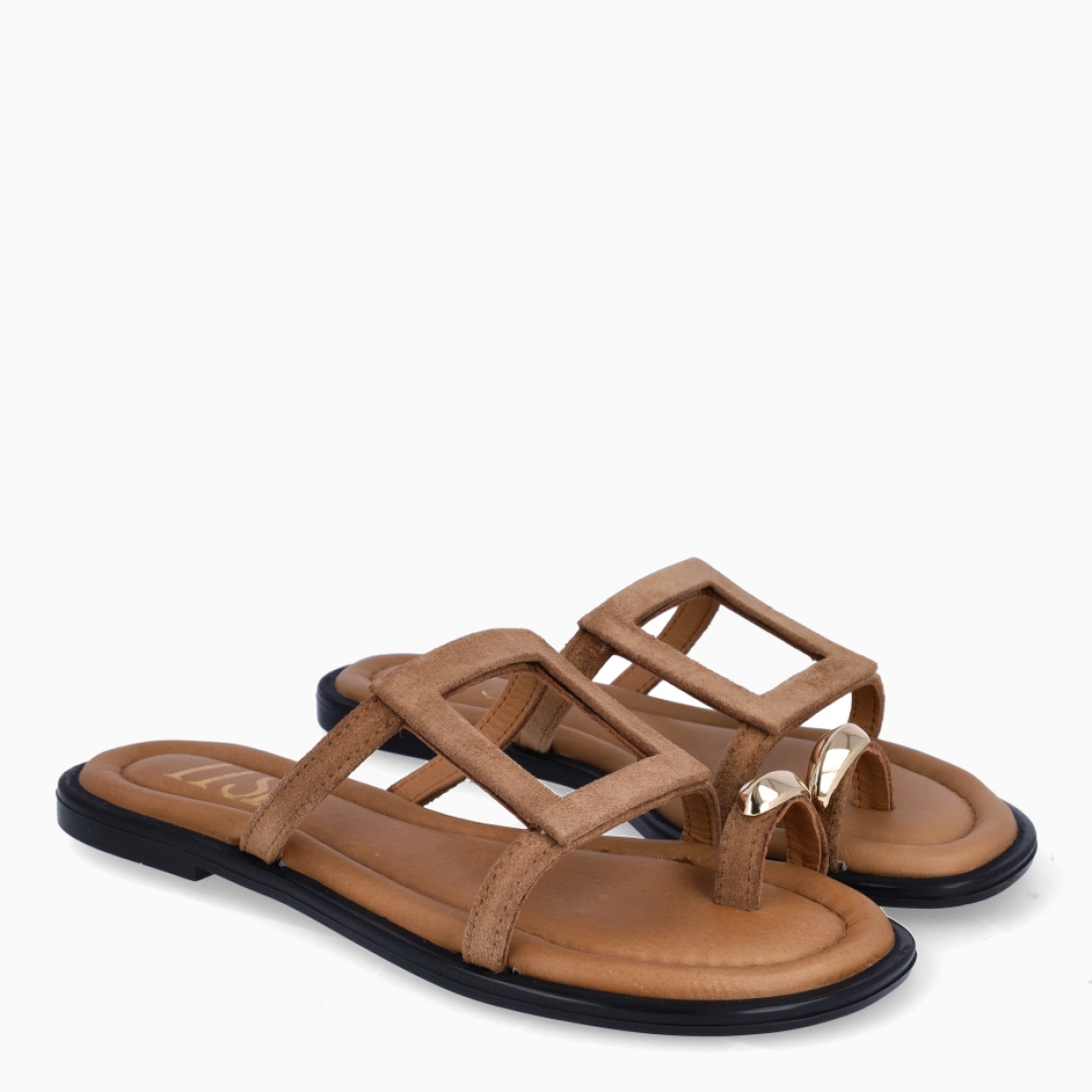 Sandalias de la marca Itse, modelo IRIS. Elaboradas en ante color camel con anillo al dedo y forma de cuadrado en pala. Interior en piel color camel. Suela plana de goma. Sandalias Itse IRIS, es un complemento ideal para agregarle estilo y comodidad a tus looks!