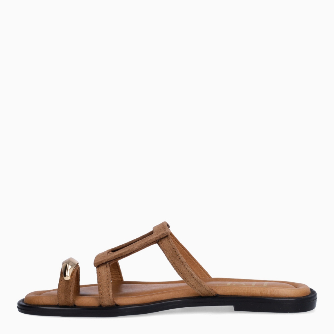 Sandalias de la marca Itse, modelo IRIS. Elaboradas en ante color camel con anillo al dedo y forma de cuadrado en pala. Interior en piel color camel. Suela plana de goma. Sandalias Itse IRIS, es un complemento ideal para agregarle estilo y comodidad a tus looks!