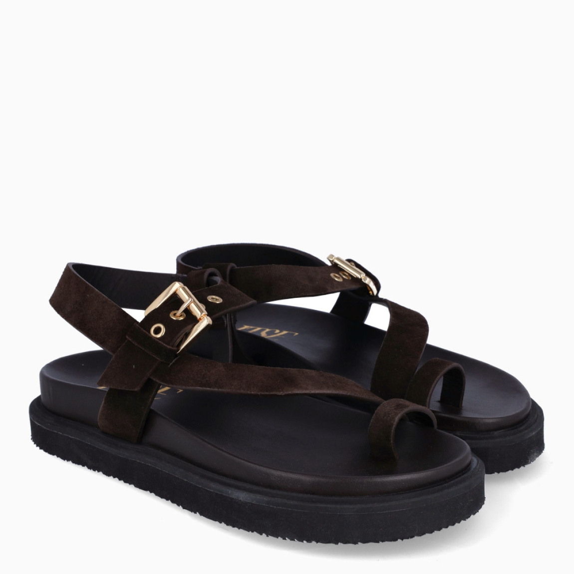 Sandalias de la marca Itse, modelo REGINNA. Elaboradas en ante color marrón oscuro con tiras en forma de S en pala. Interior en piel color marrón y cierre con hebilla en tobillo. Sandalias Itse con suela plana de goma. Estas sandalias Itse REGINNA son un complemento ideal para ti!