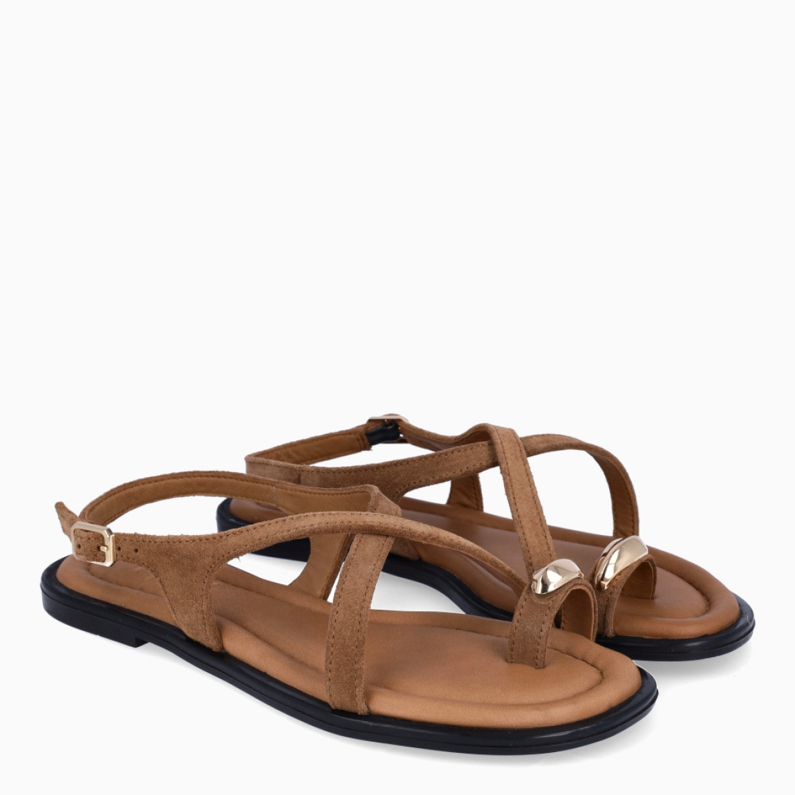 Sandalias de la marca Itse, modelo ALICIA. Elaboradas en ante color camel con tiras cruzadas en pala con detalle de anillo al dedo. Interior en ante color camel. Cierre de sandalias Itse con hebilla en tobillo. Suela plana de goma. Sandalias Itse ALICIA son un complemento ideal para ti!