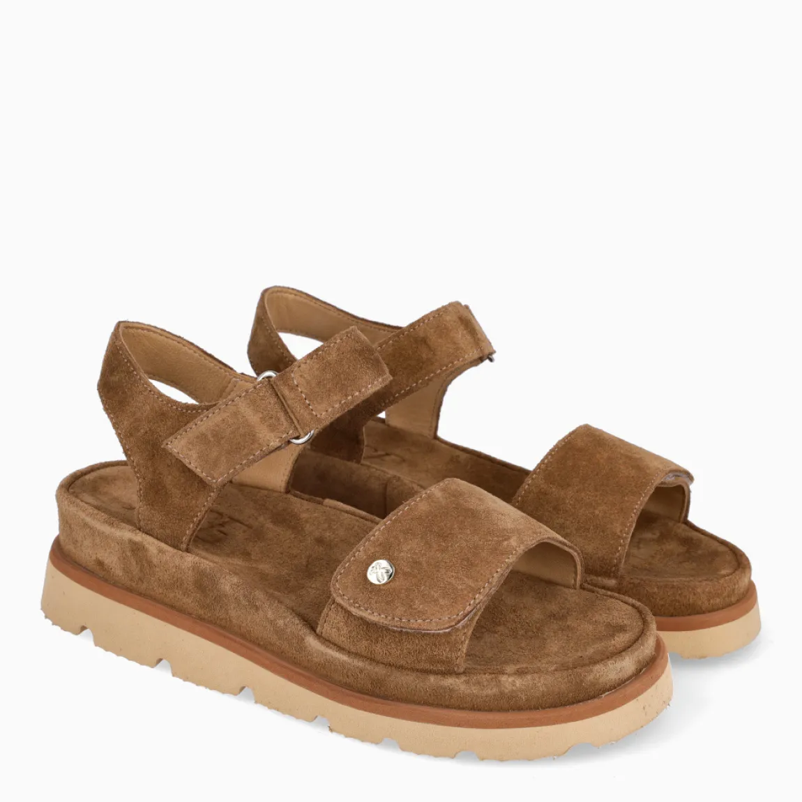 Sandalias de la marca Itse, modelo JIMENNA. Elaboradas en ante color camelcon tira en pala. Interior en ante color camel y cierre con doble velcro, en pala. Sandalias Itse con suela plana de goma. Estas sandalias Itse JIMENNA son un complemento ideal para ti!
