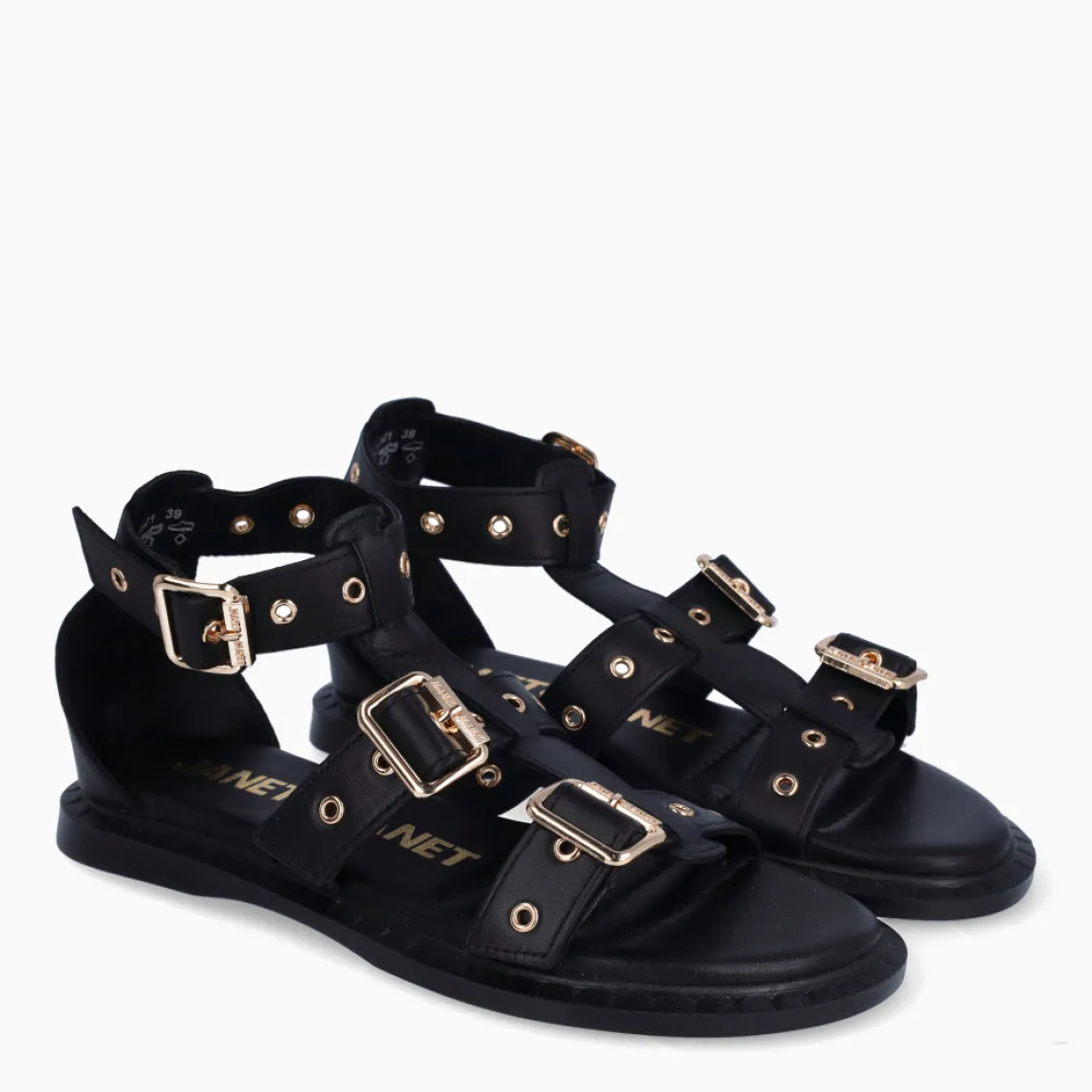 Esclavas de la marca JANET & JANET, modelo ROXANNE. Elaboradas en piel color negro con tiras en pala con tres hebillas. Interior en piel color negro. Cierre con hebillas. Suela plana. Estas esclavas JANET & JANET ROXANNE, son un complemento ideal en comodidad y estilo!