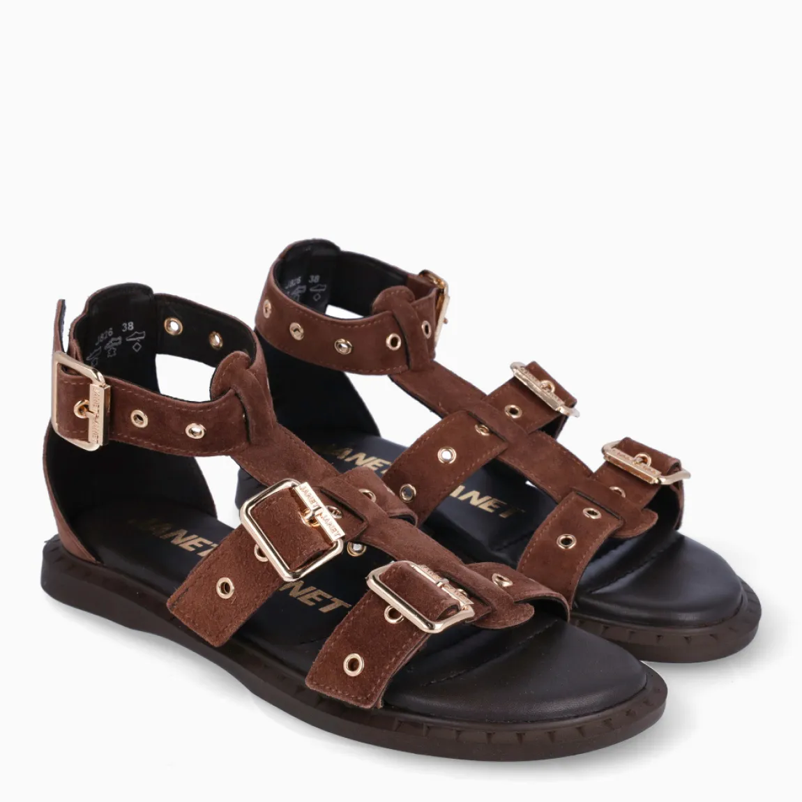 Esclavas de la marca JANET & JANET, modelo ROXANNE. Elaboradas en piel color marron con tiras en pala con tres hebillas. Interior en piel color marron. Cierre con hebillas. Suela plana. Estas esclavas JANET & JANET ROXANNE, son un complemento ideal en comodidad y estilo!
