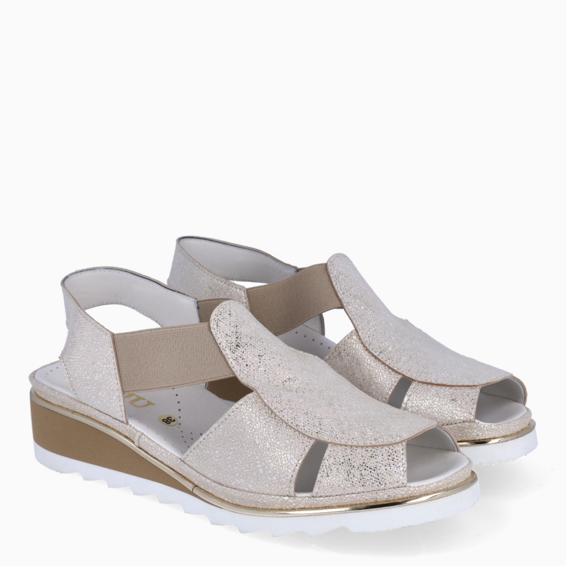 Sandalias de la marca Plaju, modelo CRIS. Exterior de las sandalias en piel color platino y detalle en piel efecto rejilla color platino brillante. Interior en piel color blanco. Cierre de las sandalias Plaju con dos gomas elásticas y cuña de 3cm de altura. Estas sandalias Plaju CRIS son el complemento ideal para esta temporada, no te pueden faltar en el armario.