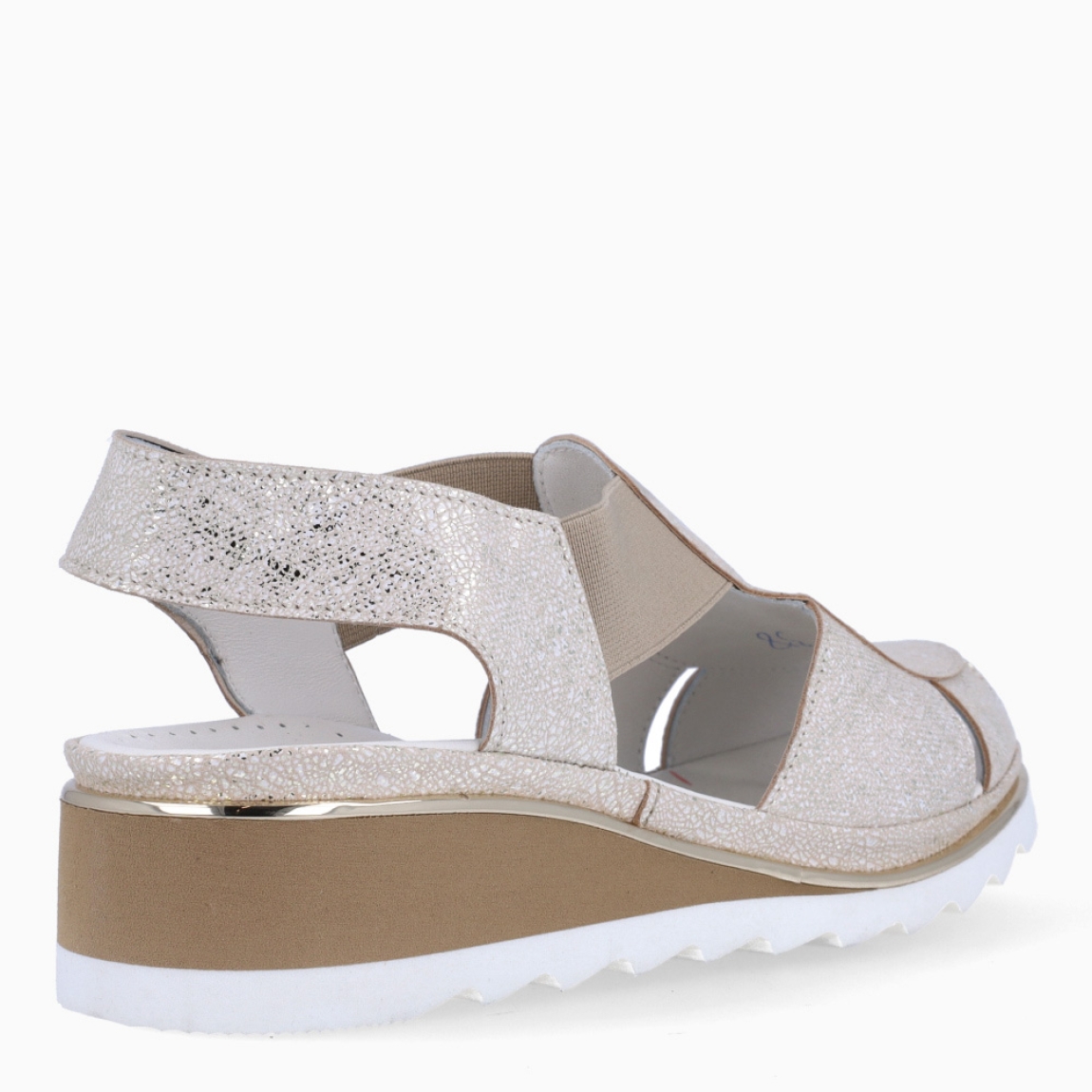 Sandalias de la marca Plaju, modelo CRIS. Exterior de las sandalias en piel color platino y detalle en piel efecto rejilla color platino brillante. Interior en piel color blanco. Cierre de las sandalias Plaju con dos gomas elásticas y cuña de 3cm de altura. Estas sandalias Plaju CRIS son el complemento ideal para esta temporada, no te pueden faltar en el armario.