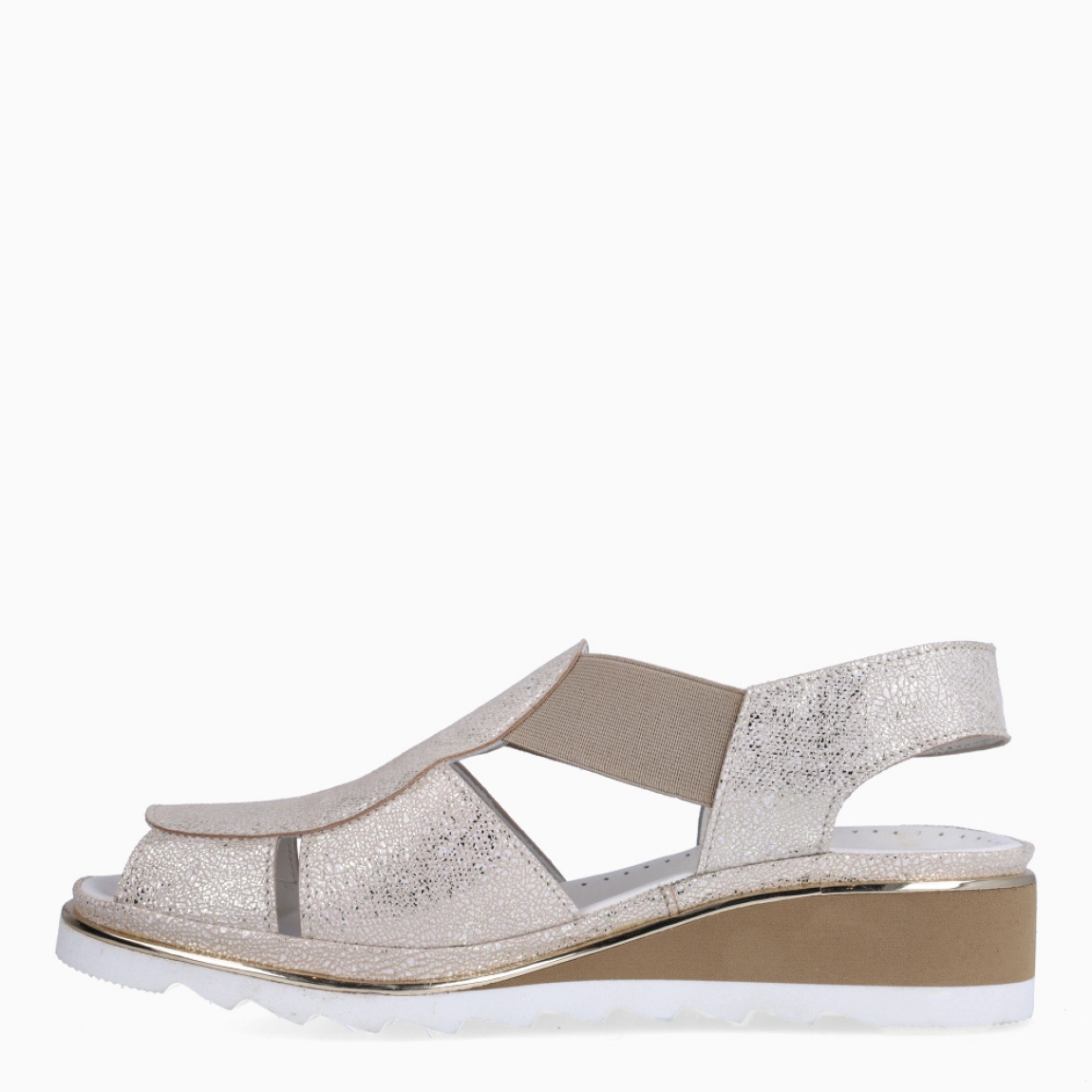Sandalias de la marca Plaju, modelo CRIS. Exterior de las sandalias en piel color platino y detalle en piel efecto rejilla color platino brillante. Interior en piel color blanco. Cierre de las sandalias Plaju con dos gomas elásticas y cuña de 3cm de altura. Estas sandalias Plaju CRIS son el complemento ideal para esta temporada, no te pueden faltar en el armario.