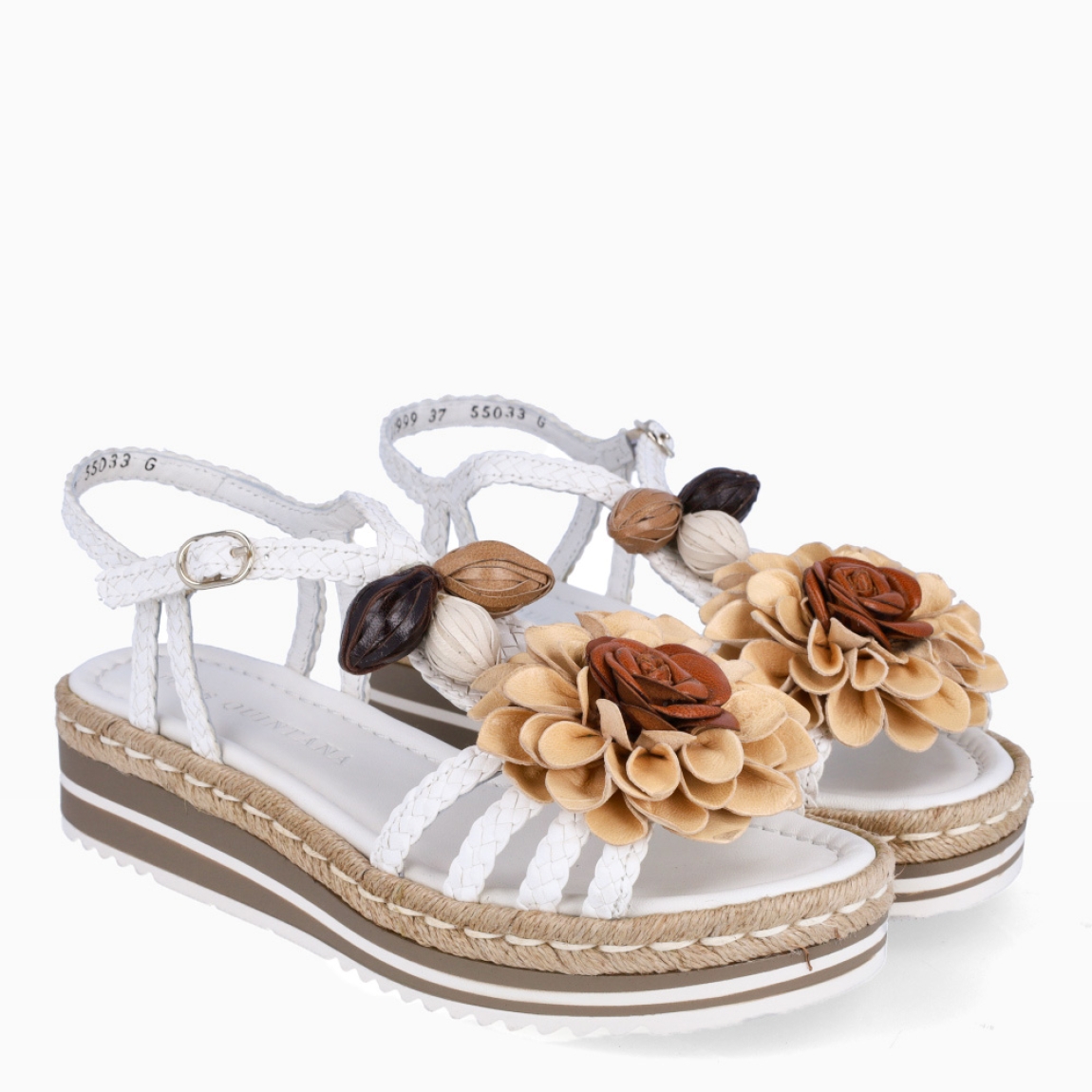 Sandalias de la marca PONS QUINTANA, modelo LOURDES. Elaborada en piel color blanco con flor en la pala y tiras trenzadas. Interior en piel color blanco. Cierre de sandalias con hebilla en la pala. Suela con cuña de 4cm de altura. Estas sandalias PONS QUINTANA LOURDES son un complemento ideal para ti!