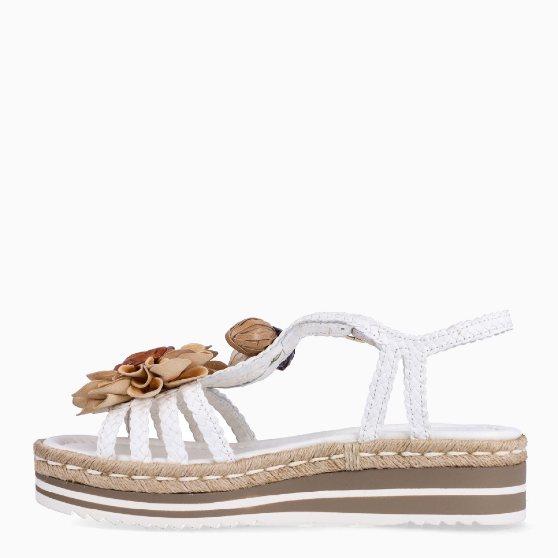 Sandalias de la marca PONS QUINTANA, modelo LOURDES. Elaborada en piel color blanco con flor en la pala y tiras trenzadas. Interior en piel color blanco. Cierre de sandalias con hebilla en la pala. Suela con cuña de 4cm de altura. Estas sandalias PONS QUINTANA LOURDES son un complemento ideal para ti!