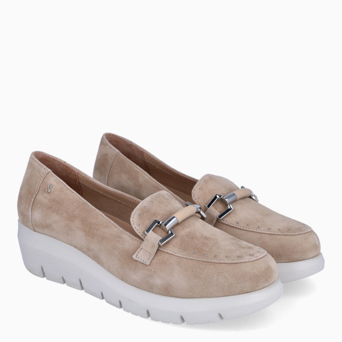 Mocasines de la marca Stonefly, modelo HELEN. Elaborados en ante color beig con tira de cadena en pala. Interior en piel color nude. Suela dentada con cuña de 4cm de altura. Estos mocasines Stonefly HELEN son un complemento ideal para tu día a día!