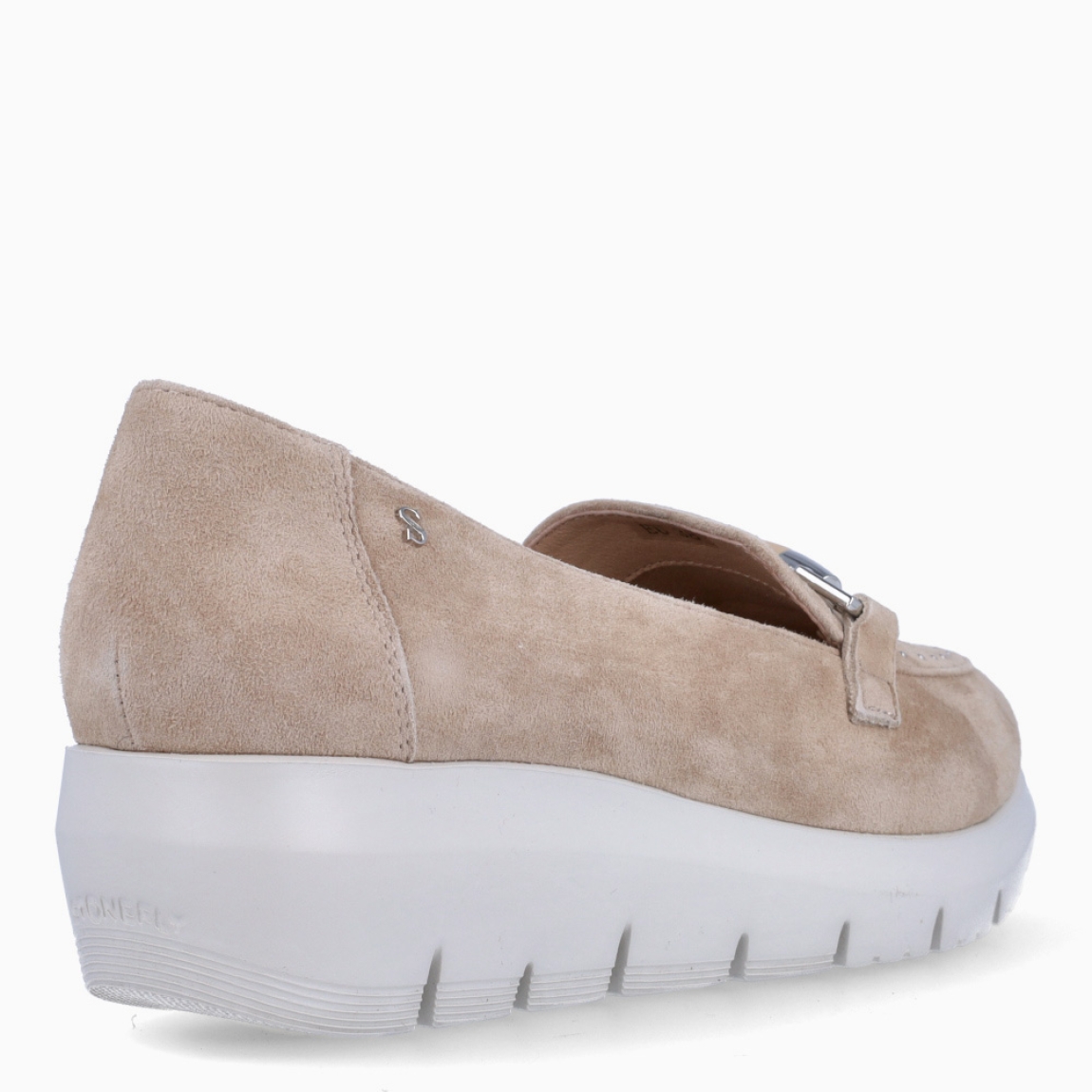 Mocasines de la marca Stonefly, modelo HELEN. Elaborados en ante color beig con tira de cadena en pala. Interior en piel color nude. Suela dentada con cuña de 4cm de altura. Estos mocasines Stonefly HELEN son un complemento ideal para tu día a día!