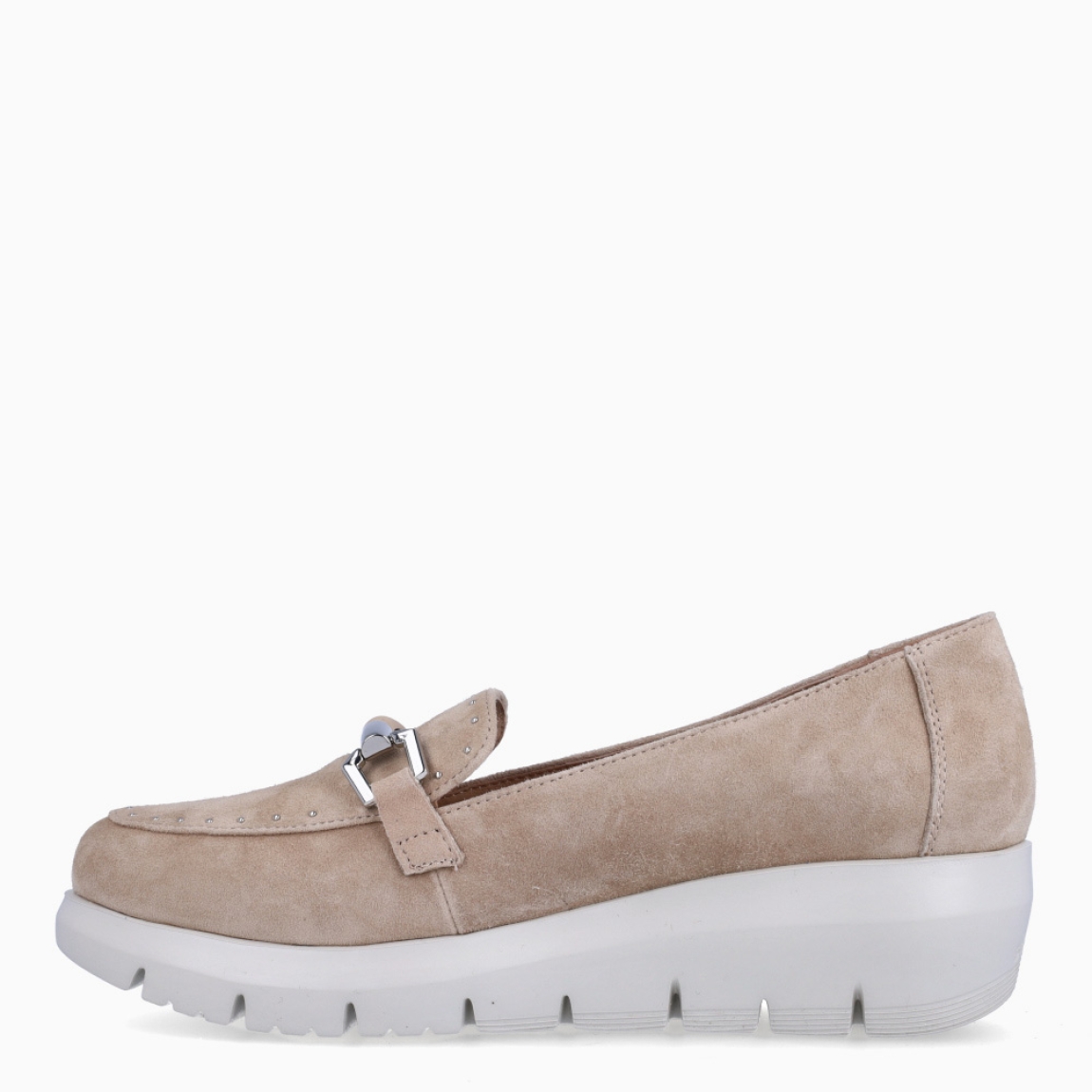 Mocasines de la marca Stonefly, modelo HELEN. Elaborados en ante color beig con tira de cadena en pala. Interior en piel color nude. Suela dentada con cuña de 4cm de altura. Estos mocasines Stonefly HELEN son un complemento ideal para tu día a día!