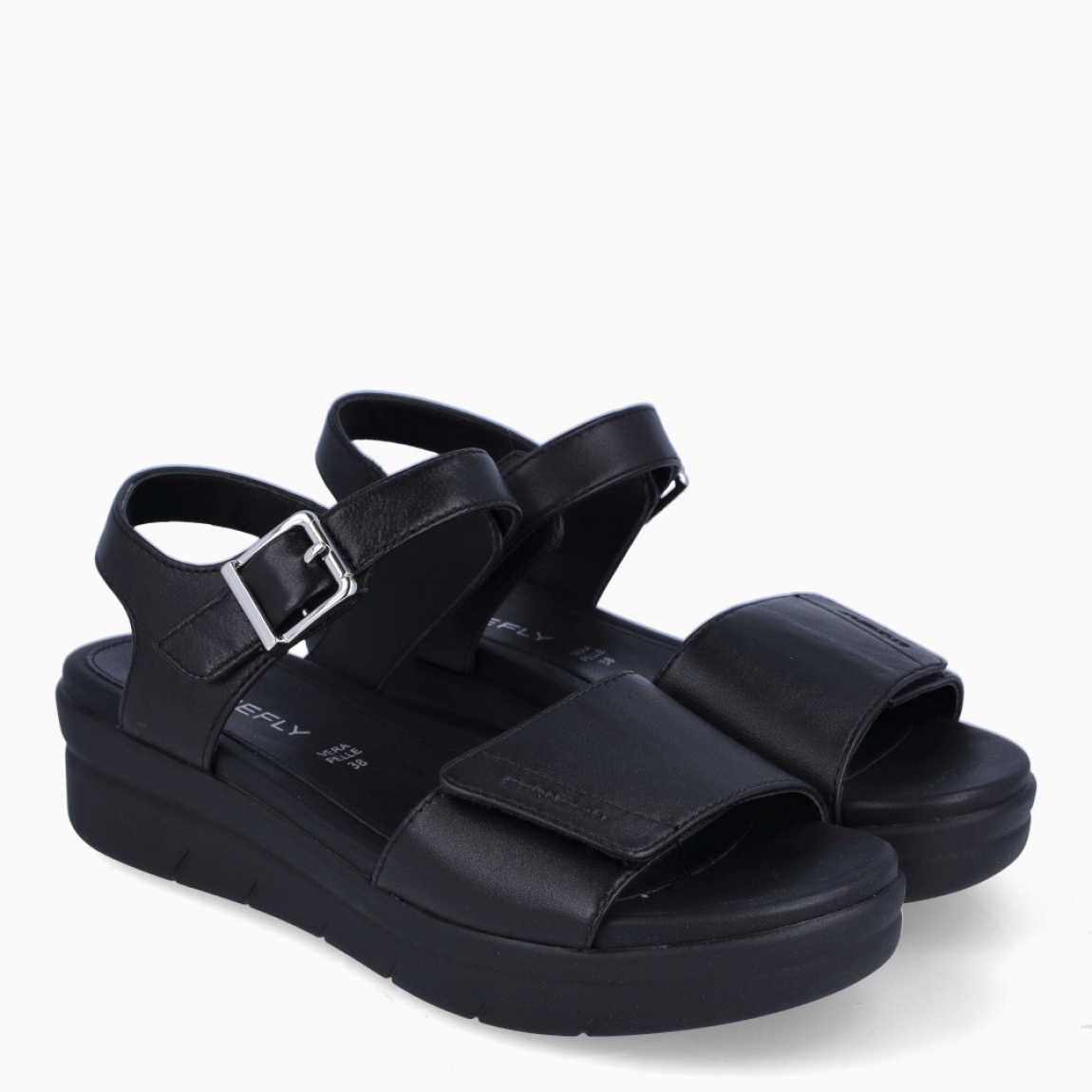 Sandalia de la marca Stonefly, modelo AQUA. Sandalias elaboradas piel color negro. Cierre con velcro y hebilla en pala. Sandalias Stonefly con plataforma de 3cm de altura. Este modelo AQUA es un clásico y siempre a la moda, con velcro ajustable para un ajuste personalizado, es cómodo y ligero, perfecto para completar todos tus atuendos casual chic.