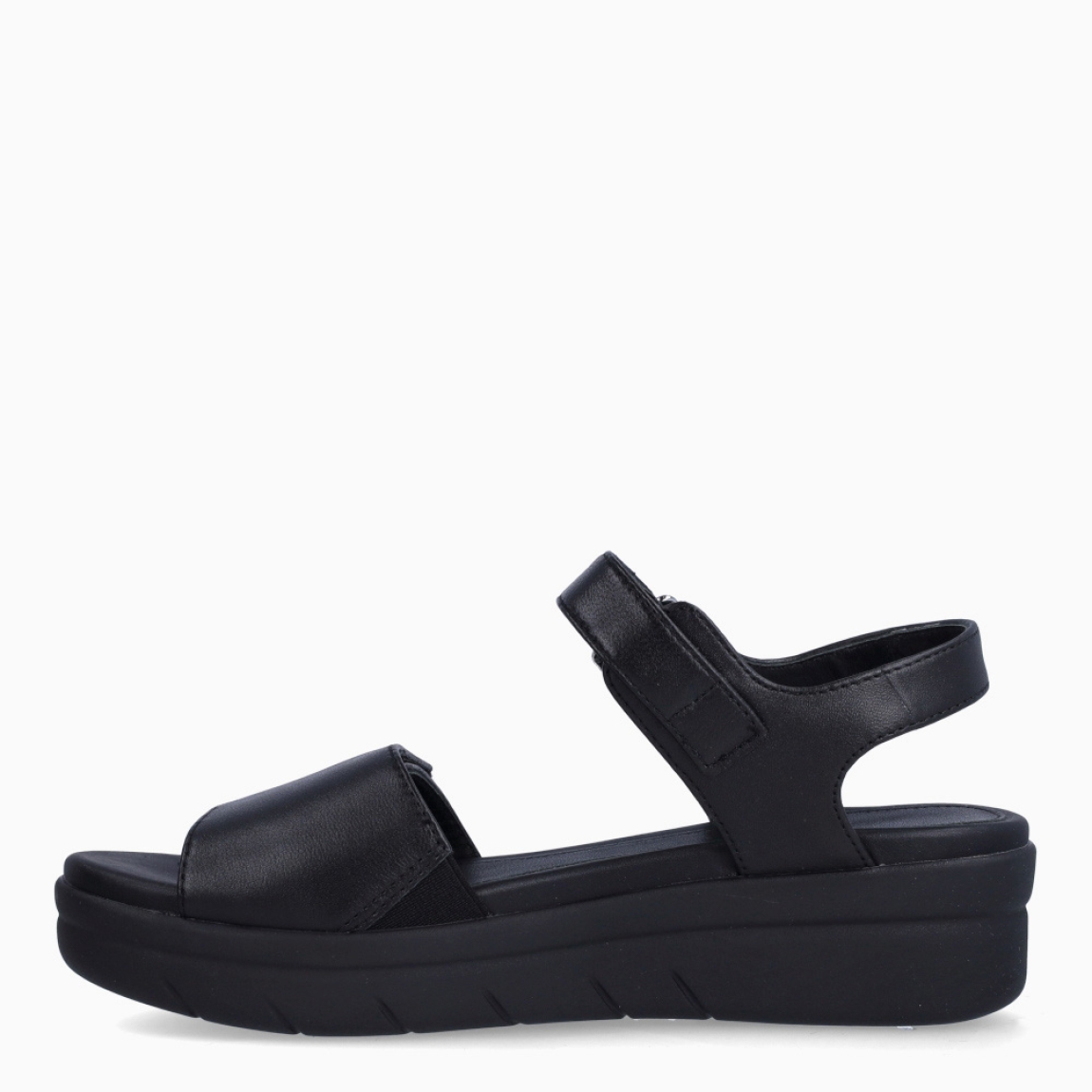 Sandalia de la marca Stonefly, modelo AQUA. Sandalias elaboradas piel color negro. Cierre con velcro y hebilla en pala. Sandalias Stonefly con plataforma de 3cm de altura. Este modelo AQUA es un clásico y siempre a la moda, con velcro ajustable para un ajuste personalizado, es cómodo y ligero, perfecto para completar todos tus atuendos casual chic.