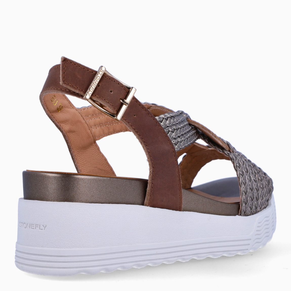 Sandalias de la marca Stonefly, modelo LIA. Sandalias elaboradas en piel trenzada color marrón con tiras cruzadas. Interior en piel color camel. Cierre de las sandalias con hebilla en tobillo. Sandalias Stonefly con cuña de 5cm de altura. Estas Stonefly LIA son un complemento que te ofrecerá la comodidad que necesitas a donde vayas esta temporada!