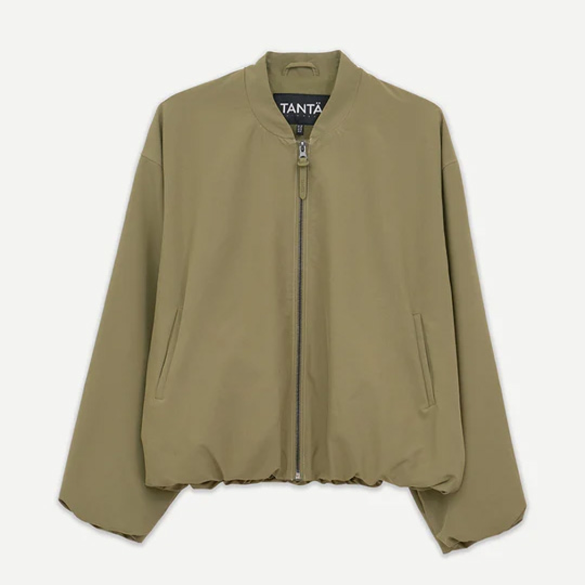 Chaqueta lisa de la marca Tanta, modelo SUVISADE. Este modelo Suvisade es una bomber moderna y ligera, onfeccionada en tejido color verde de secado rápido y elasticidad 4-way, que resulta ligero, cómodo y no se arruga. Cierre con cremallera. Chaqueta Tanta SUVISADE, diseñada para llevar durante toda la temporada con cualquier look. Con estilo pero fácil de usar, está c. Práctica y sin esfuerzo, Suvisade está pensada para acompañarte y viajar contigo allá donde vayas.