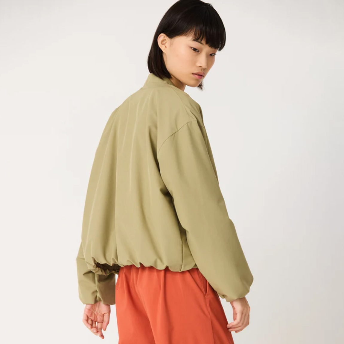 Chaqueta lisa de la marca Tanta, modelo SUVISADE. Este modelo Suvisade es una bomber moderna y ligera, onfeccionada en tejido color verde de secado rápido y elasticidad 4-way, que resulta ligero, cómodo y no se arruga. Cierre con cremallera. Chaqueta Tanta SUVISADE, diseñada para llevar durante toda la temporada con cualquier look. Con estilo pero fácil de usar, está c. Práctica y sin esfuerzo, Suvisade está pensada para acompañarte y viajar contigo allá donde vayas.