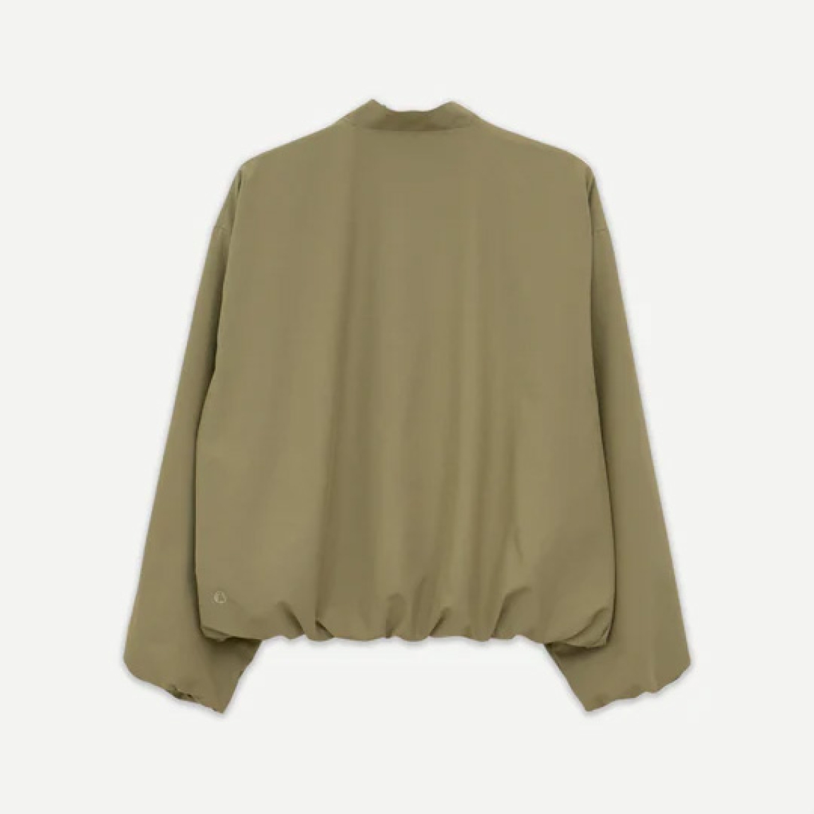 Chaqueta lisa de la marca Tanta, modelo SUVISADE. Este modelo Suvisade es una bomber moderna y ligera, onfeccionada en tejido color verde de secado rápido y elasticidad 4-way, que resulta ligero, cómodo y no se arruga. Cierre con cremallera. Chaqueta Tanta SUVISADE, diseñada para llevar durante toda la temporada con cualquier look. Con estilo pero fácil de usar, está c. Práctica y sin esfuerzo, Suvisade está pensada para acompañarte y viajar contigo allá donde vayas.
