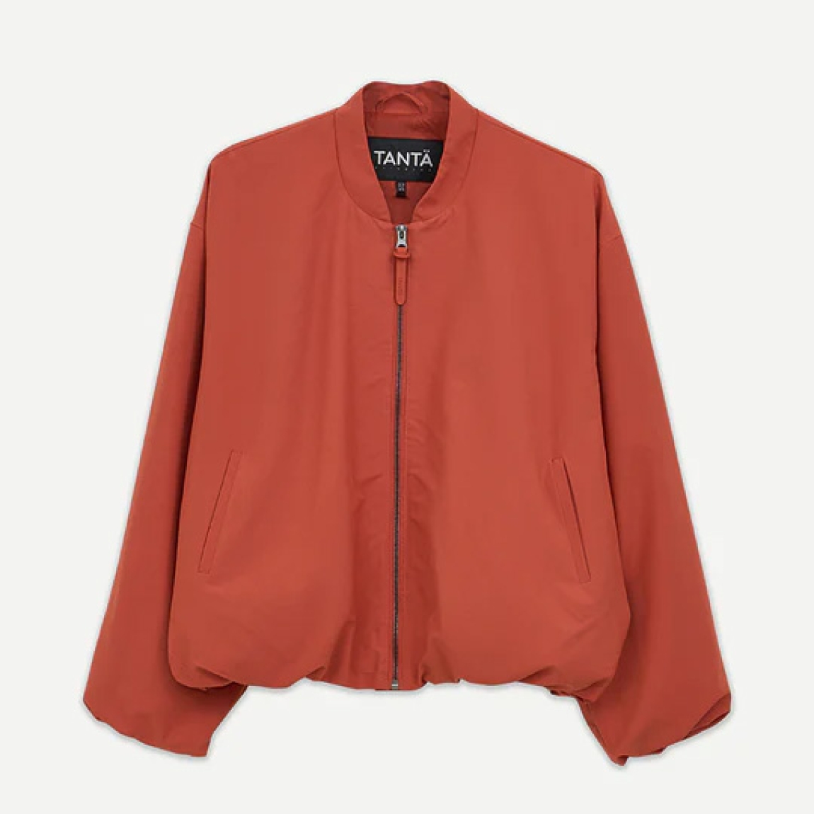 Chaqueta lisa de la marca Tanta, modelo SUVISADE. Este modelo Suvisade es una bomber moderna y ligera, onfeccionada en tejido color rojo de secado rápido y elasticidad 4-way, que resulta ligero, cómodo y no se arruga. Cierre con cremallera. Chaqueta Tanta SUVISADE, diseñada para llevar durante toda la temporada con cualquier look. Con estilo pero fácil de usar, está c. Práctica y sin esfuerzo, Suvisade está pensada para acompañarte y viajar contigo allá donde vayas.