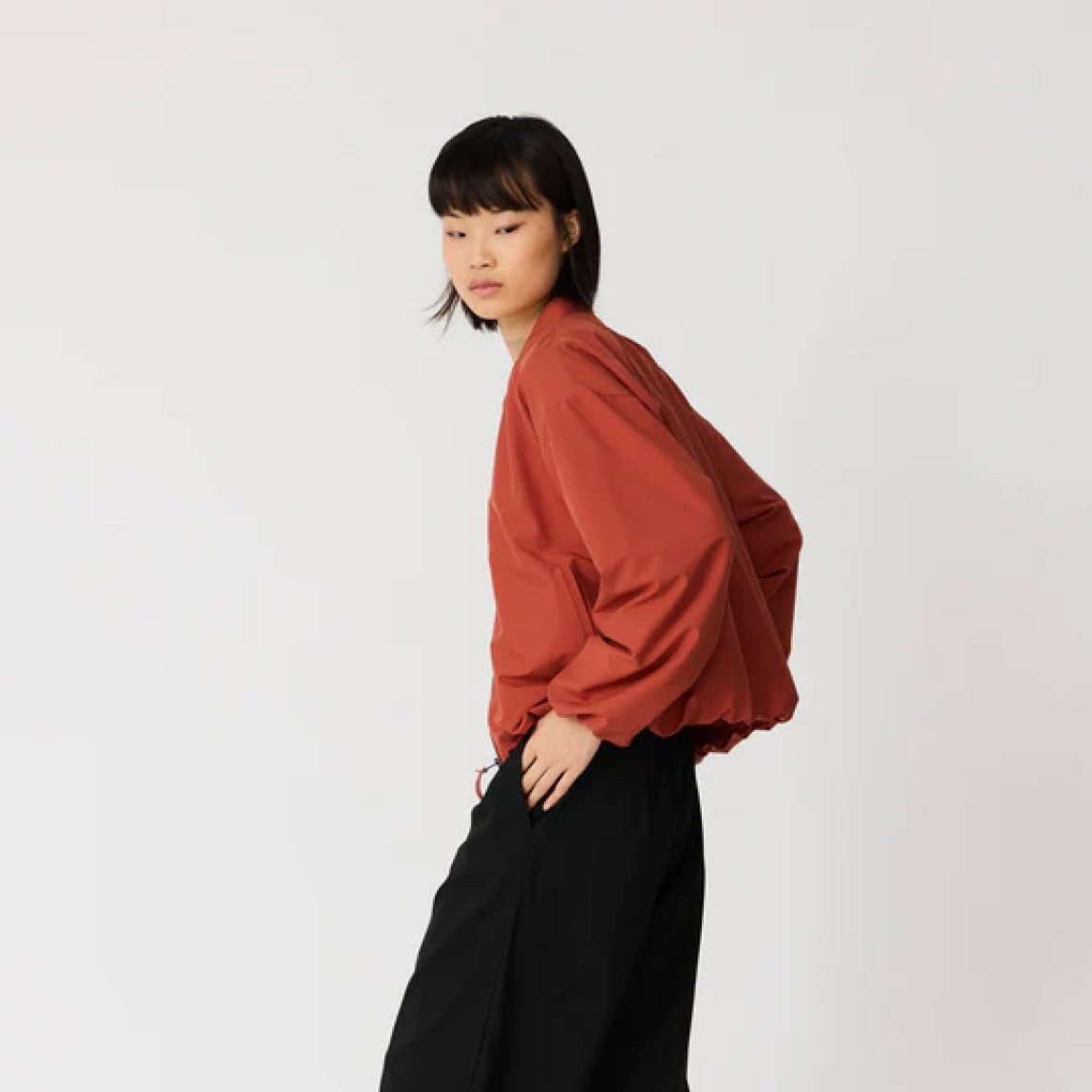 Chaqueta lisa de la marca Tanta, modelo SUVISADE. Este modelo Suvisade es una bomber moderna y ligera, onfeccionada en tejido color rojo de secado rápido y elasticidad 4-way, que resulta ligero, cómodo y no se arruga. Cierre con cremallera. Chaqueta Tanta SUVISADE, diseñada para llevar durante toda la temporada con cualquier look. Con estilo pero fácil de usar, está c. Práctica y sin esfuerzo, Suvisade está pensada para acompañarte y viajar contigo allá donde vayas.