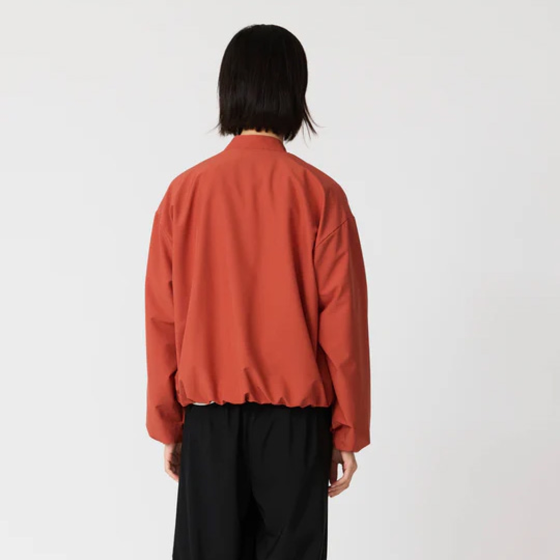 Chaqueta lisa de la marca Tanta, modelo SUVISADE. Este modelo Suvisade es una bomber moderna y ligera, onfeccionada en tejido color rojo de secado rápido y elasticidad 4-way, que resulta ligero, cómodo y no se arruga. Cierre con cremallera. Chaqueta Tanta SUVISADE, diseñada para llevar durante toda la temporada con cualquier look. Con estilo pero fácil de usar, está c. Práctica y sin esfuerzo, Suvisade está pensada para acompañarte y viajar contigo allá donde vayas.