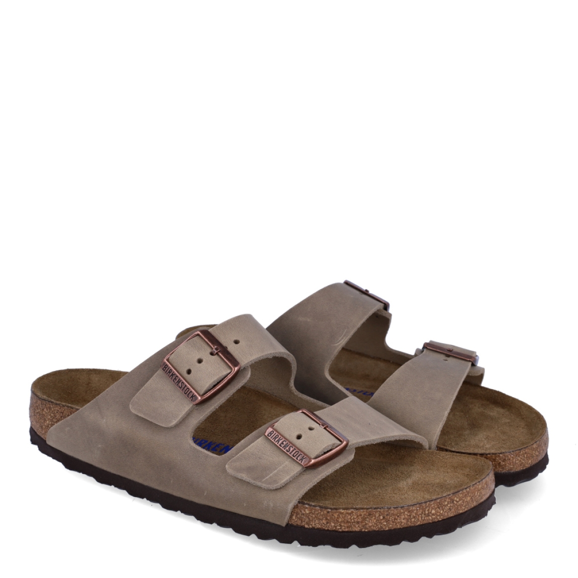 Sandalias de la marca Birkenstock, modelo ARIZONA PIEL ENGRASADA. Sandalias elaboradas en neopreno de color taupe con una base de corcho y látex de forma anatómica. Cierre de las sandalias con doble hebilla de espiga de metal con ajuste individual. Estas sandalias Birkenstock ARIZONA PIEL ENGRASADA es un complemento clásico para tus looks de temporada, con un diseño sencillo atemporal y una ligereza que te dará la comodidad que necesitas en tu día a día.