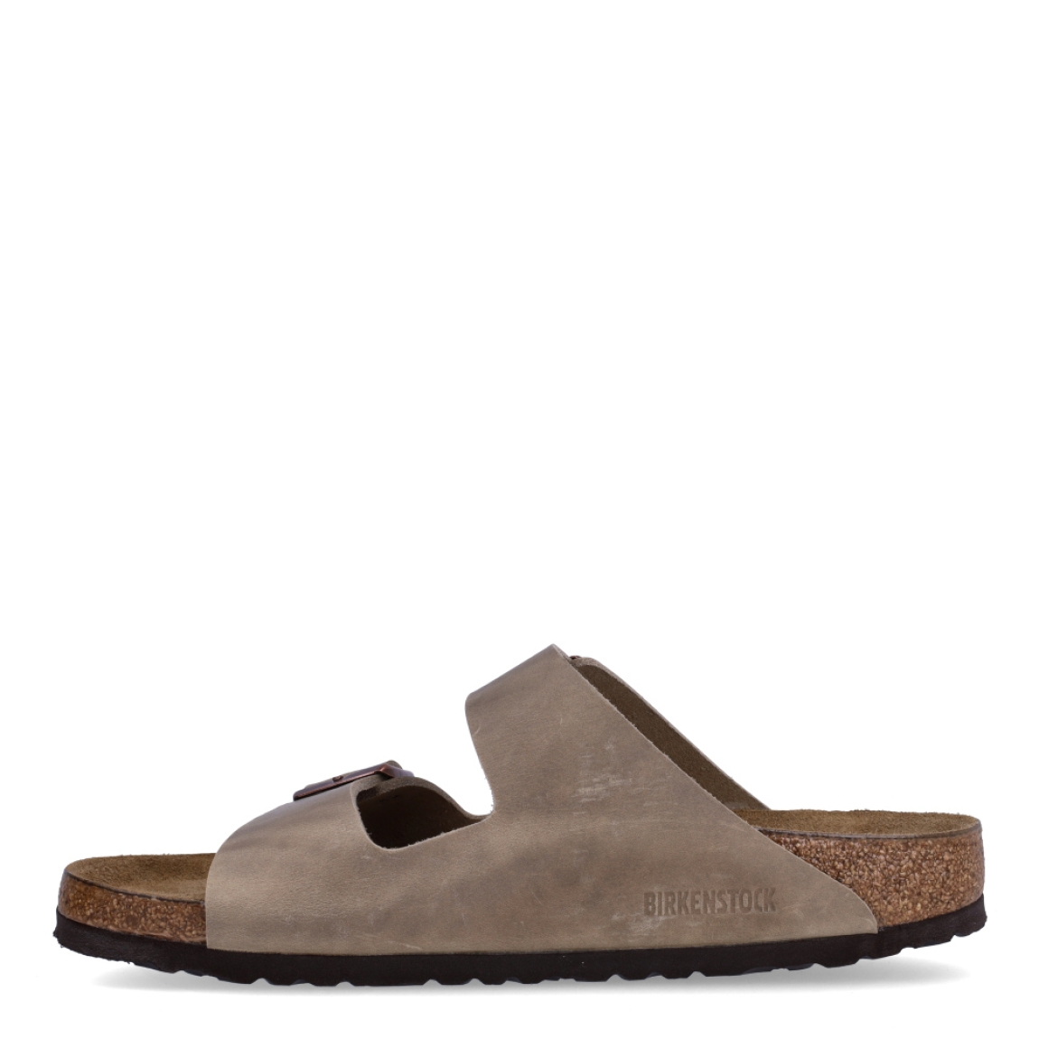Sandalias de la marca Birkenstock, modelo ARIZONA PIEL ENGRASADA. Sandalias elaboradas en neopreno de color taupe con una base de corcho y látex de forma anatómica. Cierre de las sandalias con doble hebilla de espiga de metal con ajuste individual. Estas sandalias Birkenstock ARIZONA PIEL ENGRASADA es un complemento clásico para tus looks de temporada, con un diseño sencillo atemporal y una ligereza que te dará la comodidad que necesitas en tu día a día.
