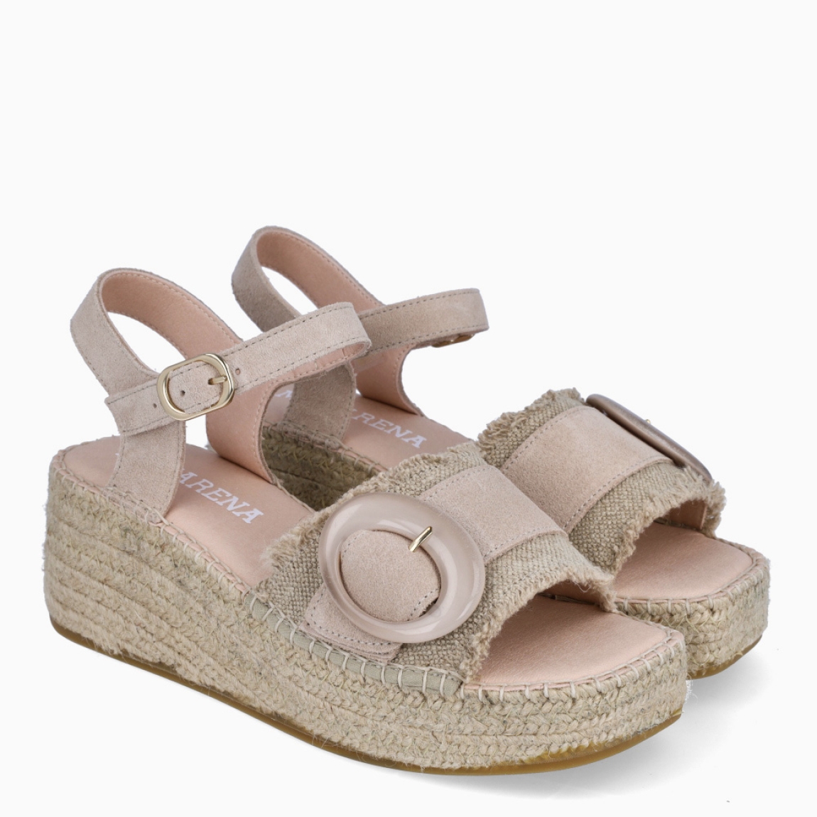 Sandalias de la marca Macarena, modelo ANISA. Elaboradas en ante color beig con tira en pala y hebilla grande. Interior en piel color nude. Cierre de sandalias Macarena con hebilla en tobillo. Sandalias Macarena con cuña de 5cm. Estas sandalias Macarena ANISA, son un complemento básico e ideal para tu día a día!